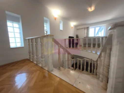 Vila de lângă Catedrala Ortodoxă ,,Sfânta Cuvioasă Parascheva"