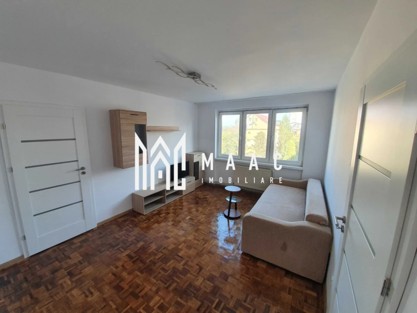 Apartament 2 camere | Nou Renovat | Cedonia/Mihai Viteazu - MAAC Imobiliare ofera spre inchirere apartament de 2 camere, nou renovat, complet mobilat si utilat, in zona Mihai Viteazu/Cedonia.

*PET FRIENDLY - Se accepta cu animale de companie, dar cu conditia sa se achite o garantie in cuantumul la 2 chirii lunare, si pretul de inchiriere ar fi de 400 euro.

Locuinta are suprafata utila de 60mp si este alcatuita din hol, living cu canapea extensibila si Smart TV, dormitor cu saltea noua, bucatarie inchisa cu toate facilitatile, baie spatioasa si moderna cu geam, balcon si 2 debarale. Este situata la etajul 4.

Loc de parcare se gaseste cu usurinta in fata blocului bloc, in siguranta. 

Amplasamentul blocului este unul avantajos, fiind la 15 minute de mers pe jos de centru/ Mall si aproape de magazine/ farmacii. Vecinatatea este una foarte linistita.

Pentru mai multe detalii precizati telefonic ca ati vazut anuntul cu ID: CP2089432