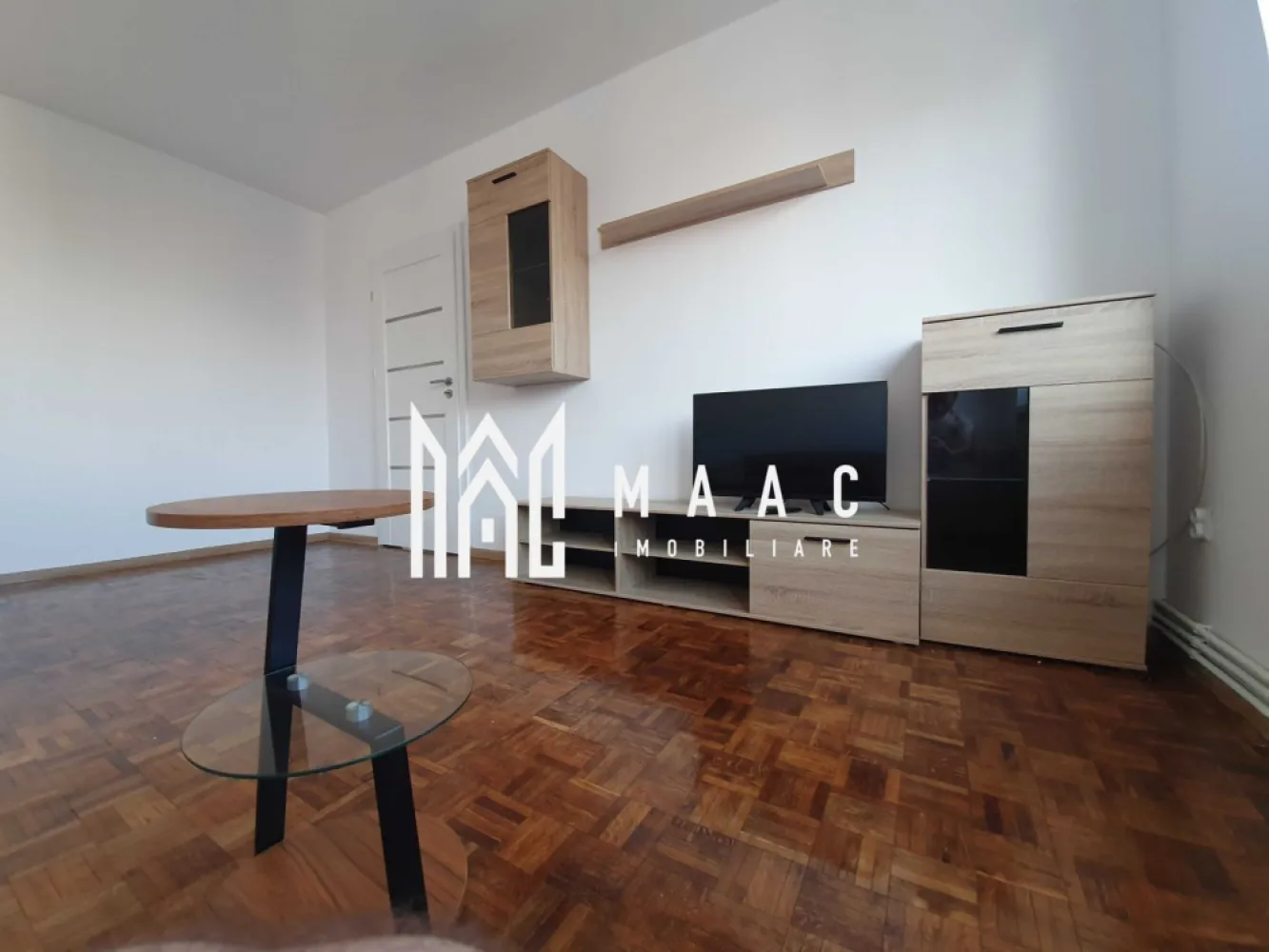 Apartament 2 camere | Nou Renovat | Cedonia/Mihai Viteazu - MAAC Imobiliare ofera spre inchirere apartament de 2 camere, nou renovat, complet mobilat si utilat, in zona Mihai Viteazu/Cedonia.

*PET FRIENDLY - Se accepta cu animale de companie, dar cu conditia sa se achite o garantie in cuantumul la 2 chirii lunare, si pretul de inchiriere ar fi de 400 euro.

Locuinta are suprafata utila de 60mp si este alcatuita din hol, living cu canapea extensibila si Smart TV, dormitor cu saltea noua, bucatarie inchisa cu toate facilitatile, baie spatioasa si moderna cu geam, balcon si 2 debarale. Este situata la etajul 4.

Loc de parcare se gaseste cu usurinta in fata blocului bloc, in siguranta. 

Amplasamentul blocului este unul avantajos, fiind la 15 minute de mers pe jos de centru/ Mall si aproape de magazine/ farmacii. Vecinatatea este una foarte linistita.

Pentru mai multe detalii precizati telefonic ca ati vazut anuntul cu ID: CP2089432