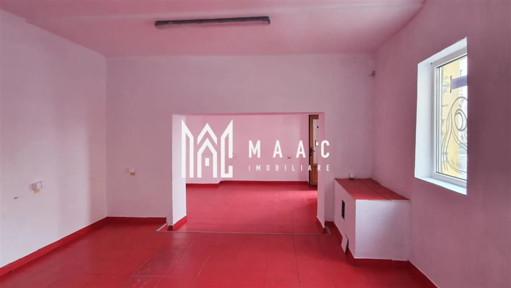 Spațiu comercial | 42,39MPU | Zona Centrală | Acces stradal - MAAC Imobiliare vă prezintă un spațiu comercial de vânzare în zona Centrală a Sibiului, ideal pentru investiție sigură cu randament imediat.

Proprietatea este amplasată într-o zonă cu trafic pietonal intens, vizibilitate foarte bună si acces direct din stradă, fiind potrivită pentru diverse activități comerciale sau de servicii.

Caracteristici:
Suprafață utiă: 42,39 mp

Acces direct din stradă

Două intrări separate, ideal pentru compartimentare sau flux diferit de clienți

Grup sanitar propriu

Spațiu bine întreținut

Vitrina stradală, cu expunere bună către trafic pietonal
Posibilitate de preluare cu chiriasi existenți

Datorita amplasării centrale și configurației, spațiul este potrivit pentru:
magazin de prezentare

salon de înfrumusețare

cabinet medical sau stomatologic

birou de servicii

agenție, showroom sau punct de lucru

Avantaje locație:
Zonă cu vad comercial excelent

Aproape de principalele puncte de interes ale orașului

Pentru mai multe detalii precizați telefonic că ați văzut anunțul cu codul de identificare al proprietății ID: CP2909009.