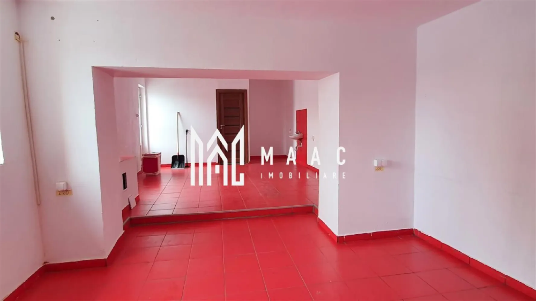 Spațiu comercial | 42,39MPU | Zona Centrală | Acces stradal - MAAC Imobiliare vă prezintă un spațiu comercial de vânzare în zona Centrală a Sibiului, ideal pentru investiție sigură cu randament imediat.

Proprietatea este amplasată într-o zonă cu trafic pietonal intens, vizibilitate foarte bună si acces direct din stradă, fiind potrivită pentru diverse activități comerciale sau de servicii.

Caracteristici:
Suprafață utiă: 42,39 mp

Acces direct din stradă

Două intrări separate, ideal pentru compartimentare sau flux diferit de clienți

Grup sanitar propriu

Spațiu bine întreținut

Vitrina stradală, cu expunere bună către trafic pietonal
Posibilitate de preluare cu chiriasi existenți

Datorita amplasării centrale și configurației, spațiul este potrivit pentru:
magazin de prezentare

salon de înfrumusețare

cabinet medical sau stomatologic

birou de servicii

agenție, showroom sau punct de lucru

Avantaje locație:
Zonă cu vad comercial excelent

Aproape de principalele puncte de interes ale orașului

Pentru mai multe detalii precizați telefonic că ați văzut anunțul cu codul de identificare al proprietății ID: CP2909009.