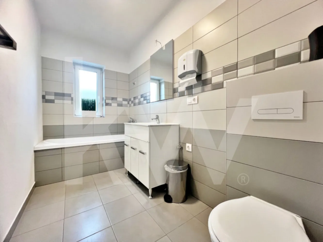 Casă mare cu teren generos – perfect împărțită pentru birouri sau 4 apartamente