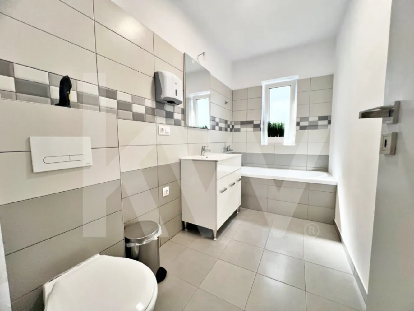 Casă mare cu teren generos – perfect împărțită pentru birouri sau 4 apartamente