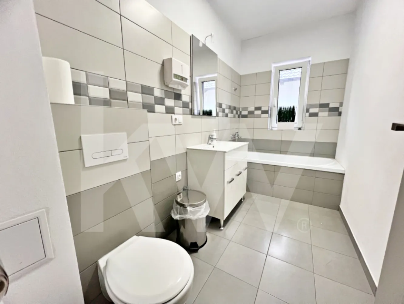 Casă mare cu teren generos – perfect împărțită pentru birouri sau 4 apartamente