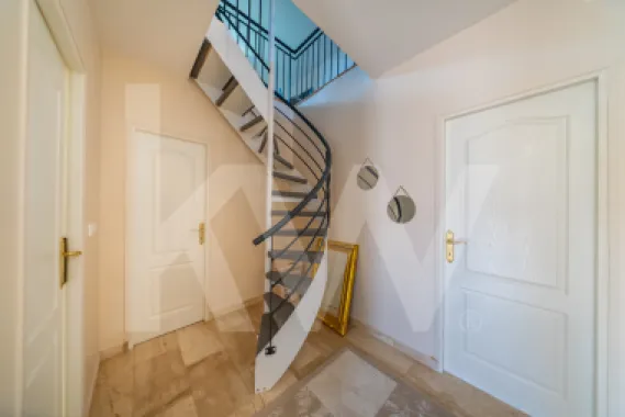 Vila cu 5 dormitoare și grădină generoasă, perfectă pentru familia ta!