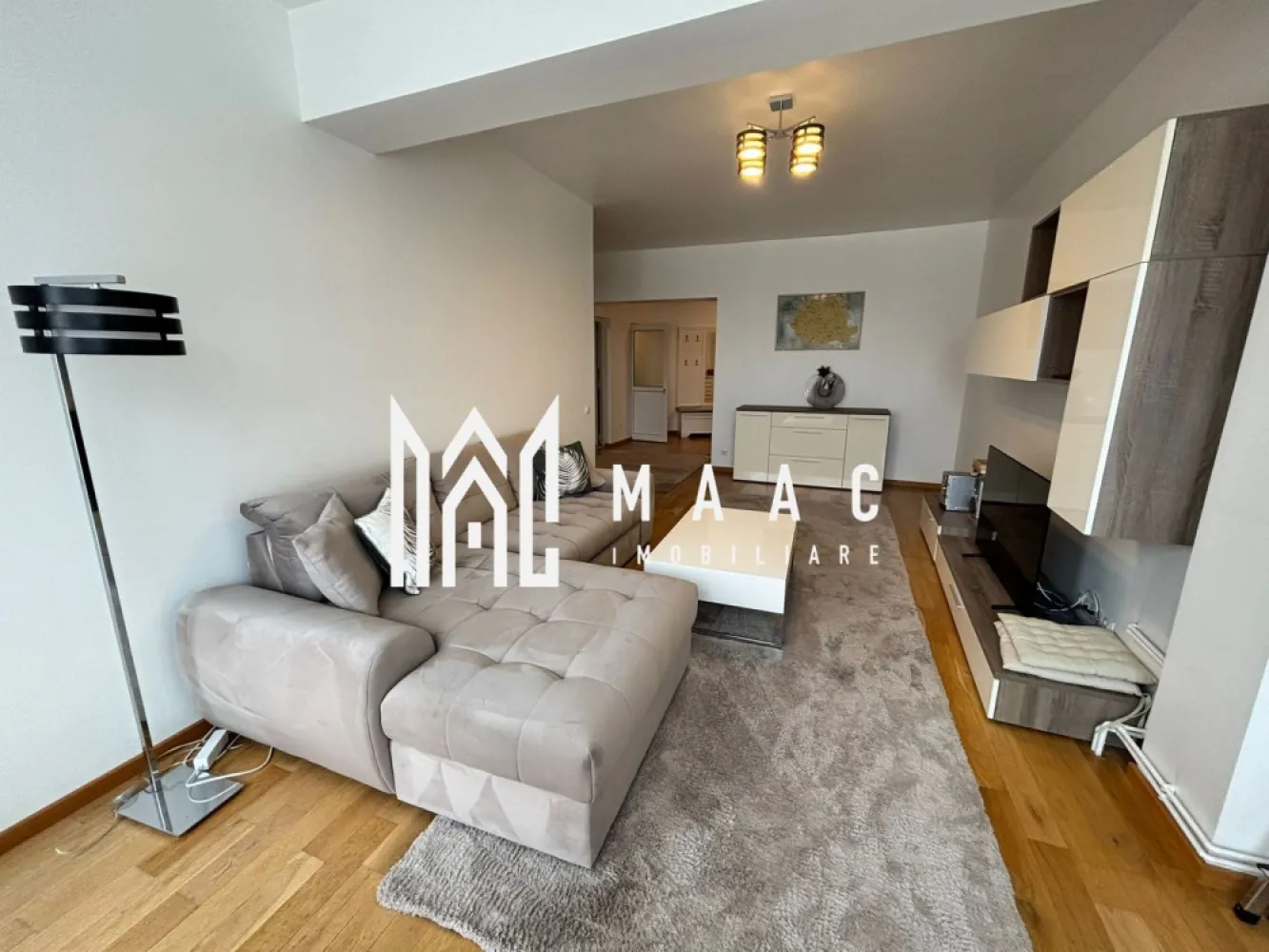 Apartament 4 camere | Curte 400 MP | 180 MPU | Terezian - MAAC Imobiliare vă prezintă spre închiriere un apartament cu 4 camere decomandat, situat în zona Terezian.

Caracteristici:
Apartament decomandat cu 4 camere
Suprafață utilă: 180 mp
Compartimentat pe 2 niveluri (parter + demisol)
Acces dublu, putând fi folosit de două familii sau de mai mulți studenți
Curte proprie generoasă de 400 mp
Apartamentul a fost renovat complet

Compartimentare:
Parter: hol de intrare, dormitor, living, bucătărie separată, baie cu geam pentru aerisire
Demisol: 2 dormitoare, bucătărie, 2 băi

Dotări și beneficii:
Centrală termică proprie cu calorifere
Spațiu generos și compartimentare practică
Curte privată
Potrivit pentru două familii sau pentru grupuri de studenți

Localizare și facilități în zonă:
Mijloace de transport în comun
Acces rapid la magazine, supermarketuri și farmacii

Condiții de închiriere:
Se percepe o lună de garanție și o lună de chirie.

Pentru mai multe detalii precizati telefonic ca ati vazut anuntul cu ID: CP2725404