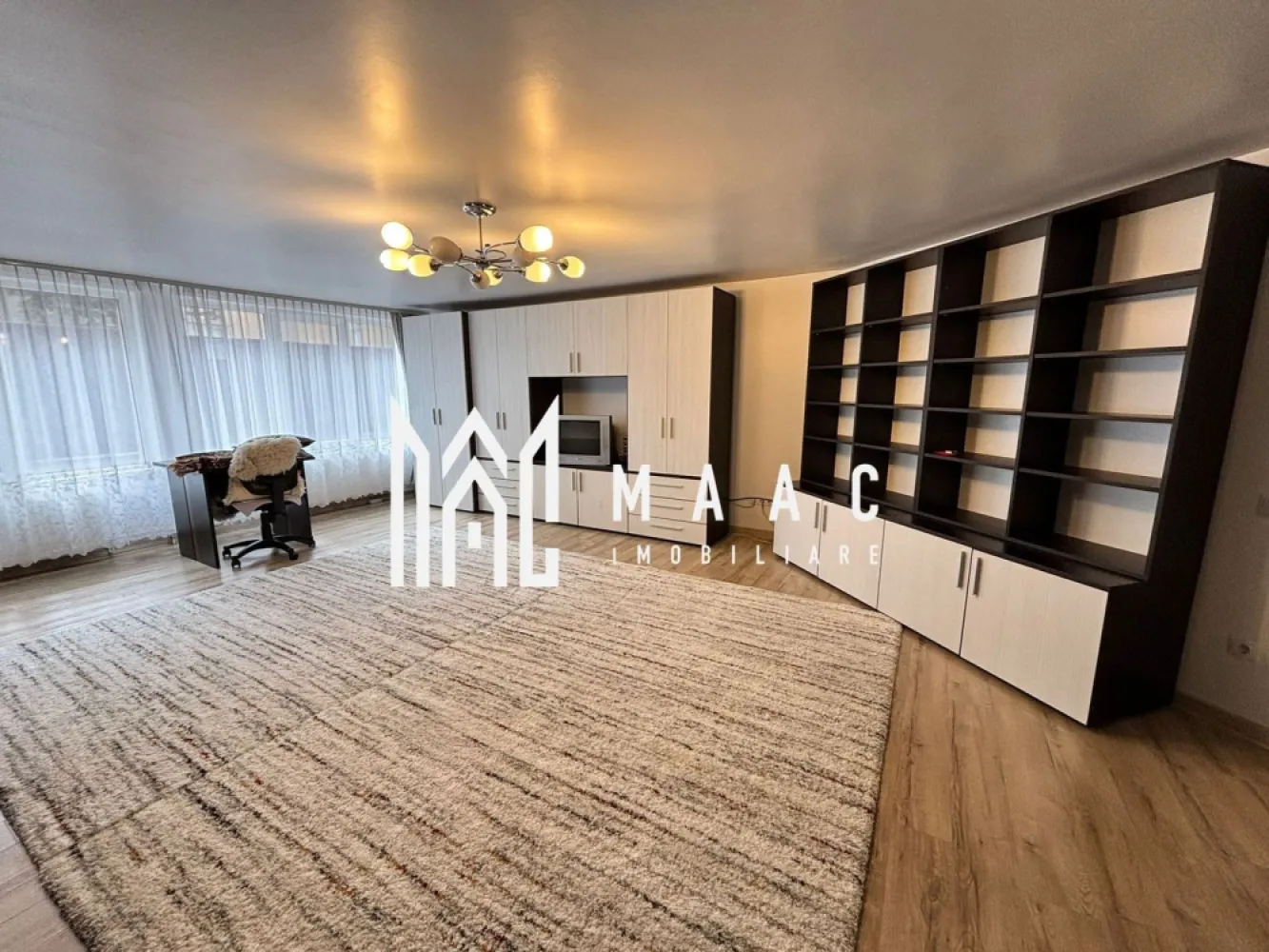 Apartament 4 camere | Curte 400 MP | 180 MPU | Terezian - MAAC Imobiliare vă prezintă spre închiriere un apartament cu 4 camere decomandat, situat în zona Terezian.

Caracteristici:
Apartament decomandat cu 4 camere
Suprafață utilă: 180 mp
Compartimentat pe 2 niveluri (parter + demisol)
Acces dublu, putând fi folosit de două familii sau de mai mulți studenți
Curte proprie generoasă de 400 mp
Apartamentul a fost renovat complet

Compartimentare:
Parter: hol de intrare, dormitor, living, bucătărie separată, baie cu geam pentru aerisire
Demisol: 2 dormitoare, bucătărie, 2 băi

Dotări și beneficii:
Centrală termică proprie cu calorifere
Spațiu generos și compartimentare practică
Curte privată
Potrivit pentru două familii sau pentru grupuri de studenți

Localizare și facilități în zonă:
Mijloace de transport în comun
Acces rapid la magazine, supermarketuri și farmacii

Condiții de închiriere:
Se percepe o lună de garanție și o lună de chirie.

Pentru mai multe detalii precizati telefonic ca ati vazut anuntul cu ID: CP2725404