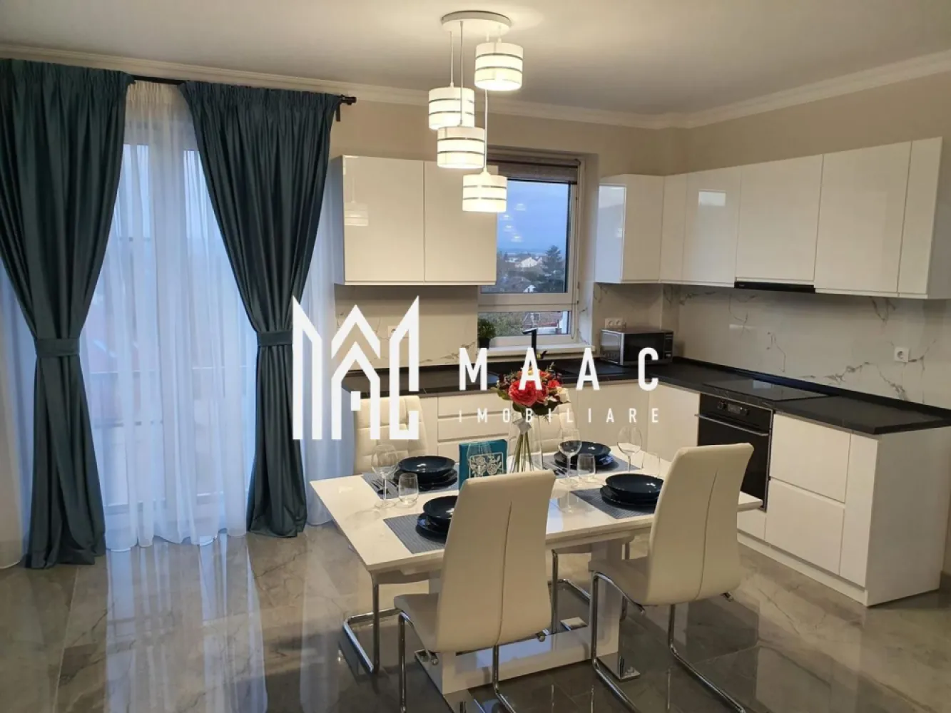 Apartament 2 camere I Decomandat I I Etaj I I Balcon I - MAAC Imobiliare vă propune spre închiriere un apartament de lux cu 2 camere, situat într-o zonă centrală premium a orașului Sibiu, cu vedere spectaculoasă către Munții Făgăraș și Păltiniș.

Situat la etajul 3 al unui imobil cu regim de înălțime P+4, finalizat în anul 2020, acest apartament oferă o suprafață totală de 90 mp, împărțită inteligent într-un regim semidecomandat.

 Compartimentare:

 Living generos, mobilat complet în stil modern – lux

 Bucătărie open-space, complet mobilată și echipată cu electrocasnice de calitate superioară

 Dormitor matrimonial mobilat cu piese de design premium

 Baie principală cu acces din dormitor

 Grup sanitar de serviciu

 Terasă spațioasă de 12 mp, ideală pentru relaxare

 Dotări și beneficii:

 Încălzire în pardoseală cu centrală proprie – eficiență termică ridicată

 loc de parcare propiu inclus

 Boxă de depozitare la subsolul blocului

 Finisaje de lux, mobilier și echipamente atent selecționate

 Imobil modern, cu vecini de calitate și zonă liniștită

 Localizare excelentă:
Apartamentul este amplasat într-o zonă centrală, în plină dezvoltare, având în imediata vecinătate toate facilitățile necesare unei familii moderne:

 Unități de învățământ (grădinițe, școli, licee)

 Centre comerciale și Mall Promenada

 Săli de fitness, locuri de joacă, parcuri

 Acces facil la mijloacele de transport în comun

Pentru mai multe informatii specificati ca ati vazut anuntul cu ID: CP2606776