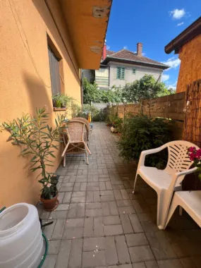 Apartament spațios la vilă, zona Parcul Sub Arini – Parter – Curte proprie