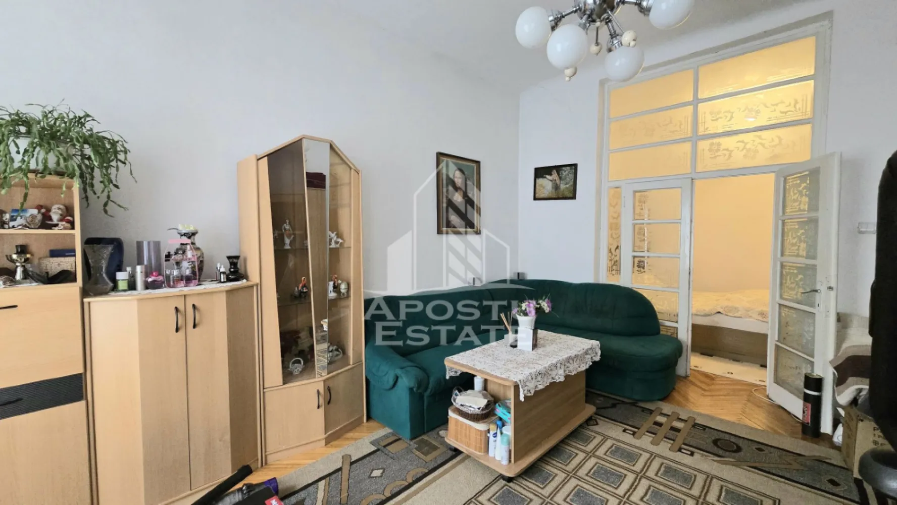 Casa cu 7 camere si 4 bai, centrala proprie, zona Odobescu - Apostu Estate ofera spre vanzare o casa impunatoare cu 7 camere si 4 bai, situata pe un teren de 520 mp, in zona Odobescu, Timișoara. Proprietatea se afla la doar cateva minute de statii de autobuz, market-uri, parc si la 15 minute de mers pe jos fata de centrul vechi al orasului.

Casa, construita integral din caramida, este foarte bine intretinuta, cu acoperis din tigla si pod mansardabil datorita placii de beton existente. Este racordata la toate utilitatile: curent electric, gaz, apa si canalizare, si beneficiaza de strada asfaltata pentru acces facil.

Suprafata utila a locuintei este de aproximativ 150 mp si este compartimentata eficient in doua corpuri:

Corp 1: hol de acces, living spatios, baie de serviciu, bucatarie mare cu loc de luat masa si debara, camera tehnica cu acces in pod, hol intermediar, baie mare cu cada si geam pentru aerisire, birou, dormitor si un al doilea living generos.

Corp 2: parter cu dormitor si baie proprie, etaj cu dormitor spatios si baie proprie. Subsolul include un beci generos, ideal pentru depozitare.

Gradina ofera spatiu pentru relaxare si socializare, completata de un foisor, iar proprietatea beneficiaza si de acces din spate.

Confortul termic este asigurat de centrala proprie pe gaz, iar compartimentarea inteligenta permite multiple configuratii pentru locuit sau birou.

Aceasta casa reprezinta alegerea ideala pentru o familie care isi doreste confort, spatiu generos, liniste si acces rapid catre centrul orasului, intr-o zona bine conectata si asfaltata.

Oferim consultanta bancara gratuita prin partenerii nostri pentru alegerea celei mai avantajoase solutii de credit.