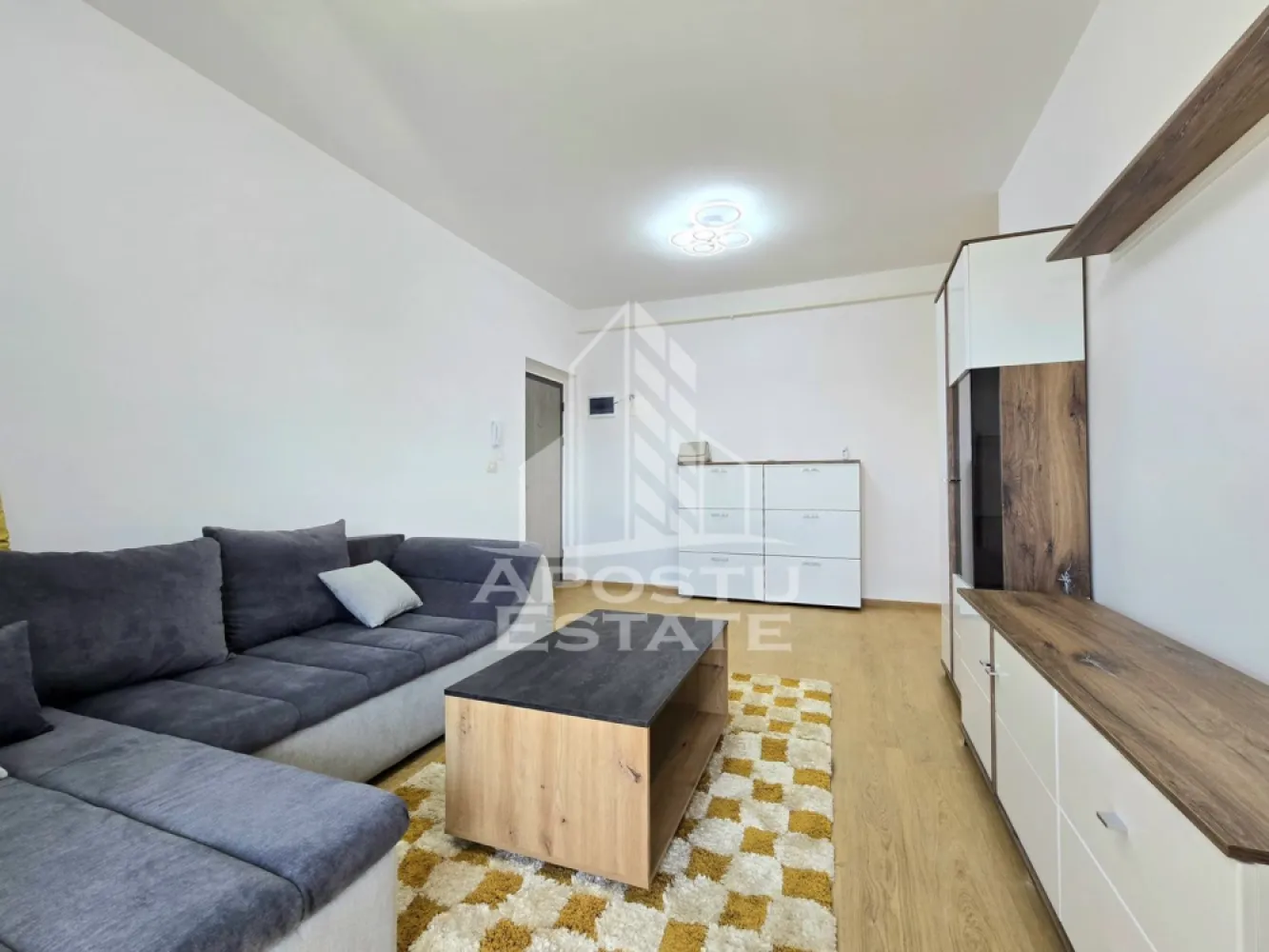 Apartament cu 3 camere, 2 balcoane, zona Calea Urseni, Giroc - Apostu Estate va ofera spre vanzare un apartament nou, modern, cu 3 camere, 2 balcoane si loc de parcare inclus, situat la etajul 3 al unui imobil situat in zona Calea Urseni, Giroc. 

Apartamentul se afla la doar 300 m fata de prima statie de autobuz si 800 m fata de Zone 2 si Mega Image Calea Urseni, Timisoara. Doi km si jumatate pana la Continental Automotive Timisoara.

Apartamentul are o suprafata utila de 70 mp, fiind compartimentat astfel: 
-living spatios cu iesire la balcon 
- bucatarie inchisa, cu loc de luat masa 
- dormitor 
- baie cu dus si prevazuta cu geam 
- dormitor matrimonial cu iesire la balcon 

Apartamentul se vinde mobilat si utilat complet, fiind gata de mutare.
Beneficiaza de un loc de parcare inscris in cartea funciara. 
Incalzirea se realizeaza prin intermediul centralei proprii, incalzire in pardoseala.

Agentia imobiliara Apostu Estate va ofera consultanta bancara gratuita prin intermediul colaboratorilor nostri pentru alegerea celui mai potrivit tip de credit, astfel incat tu sa devi noul proprietar al acestui apartament.

Disponibil imediat! 
Va asteptam cu drag la o vizionare chiar astazi!