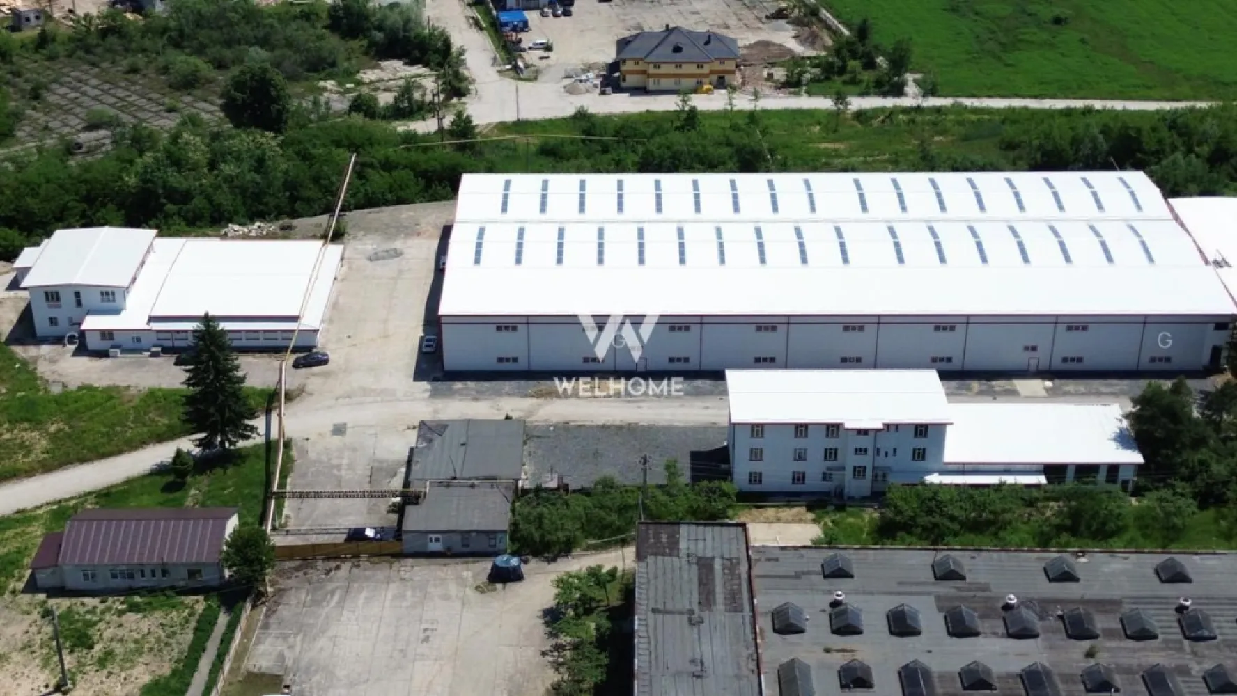 SPATIU INDUSTRIAL, 6857 MP - recent renovat-pod rulant-1000kw - Marsa - Hala industriala - modernizata in 2024 -situata in parcul industrial din sat Marșa, oras Avrig, jud. Sibiu -cu acces din DJ 105 G.

- Acces Spatii - drum betonat - Auto, Auto marfa, Tir, Pietonal

- Spatiul este pretabil pentru activitati de Productie, Logistica, Depozitare sau Distributie.

Specificatii tehnice - cladire clasa B:
-hala in cadre imbracate cu panou si sandwich de 10cm si 8cm
- suprafata totala 6857 mp, inclusiv birouri si grupuri sanitare
- stalpi si grinzi de beton, grid 11,4 x 17,3 m
- pardoseala beton - capacitate 6 tone/mp
- inaltime utila hala - 7.7 m
- hala cu trei poduri rulante:
2 buc x 12,5 tone inaltime pana la carlig 5,51 m
1 buc x 5 tone inaltime pana la carlig 4,96 m
- doua macarale la sol cu brat rotativ de 2 tone
- înălțime utila pod rulant: 5.52 m
- porți industriale 4.47 m/ 5.84 m
- usi industriale automatizate de tip drive-in
- iluminat industrial tip LED
- alimentare electrica, contoare separate
- alimentare apa industriala
- posibilitate legare la reteaua de alimentare cu gaze naturale, reteaua de telefonie si internet.

- Pretul de inchiriere afisat este unul informativ pentru un spatiu cu dotari standard si nu include costurile operationale, impozitul pe proprietate si asigurarea cladirii.
- Pretul de inchiriere final se stabileste dupa analiza detaliata a tuturor cerintelor chiriasului si functie de nivelul investitiilor necesare in eventuale dotari suplimentare precum si de durata contractuala asumata de catre chirias.