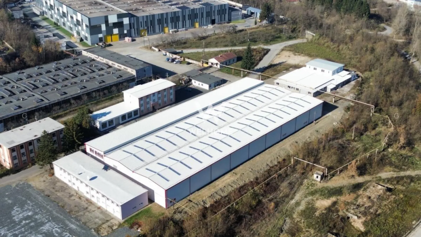 SPATIU INDUSTRIAL, 6857 MP - recent renovat-pod rulant-1000kw - Marsa - Hala industriala - modernizata in 2024 -situata in parcul industrial din sat Marșa, oras Avrig, jud. Sibiu -cu acces din DJ 105 G.

- Acces Spatii - drum betonat - Auto, Auto marfa, Tir, Pietonal

- Spatiul este pretabil pentru activitati de Productie, Logistica, Depozitare sau Distributie.

Specificatii tehnice - cladire clasa B:
-hala in cadre imbracate cu panou si sandwich de 10cm si 8cm
- suprafata totala 6857 mp, inclusiv birouri si grupuri sanitare
- stalpi si grinzi de beton, grid 11,4 x 17,3 m
- pardoseala beton - capacitate 6 tone/mp
- inaltime utila hala - 7.7 m
- hala cu trei poduri rulante:
2 buc x 12,5 tone inaltime pana la carlig 5,51 m
1 buc x 5 tone inaltime pana la carlig 4,96 m
- doua macarale la sol cu brat rotativ de 2 tone
- înălțime utila pod rulant: 5.52 m
- porți industriale 4.47 m/ 5.84 m
- usi industriale automatizate de tip drive-in
- iluminat industrial tip LED
- alimentare electrica, contoare separate
- alimentare apa industriala
- posibilitate legare la reteaua de alimentare cu gaze naturale, reteaua de telefonie si internet.

- Pretul de inchiriere afisat este unul informativ pentru un spatiu cu dotari standard si nu include costurile operationale, impozitul pe proprietate si asigurarea cladirii.
- Pretul de inchiriere final se stabileste dupa analiza detaliata a tuturor cerintelor chiriasului si functie de nivelul investitiilor necesare in eventuale dotari suplimentare precum si de durata contractuala asumata de catre chirias.