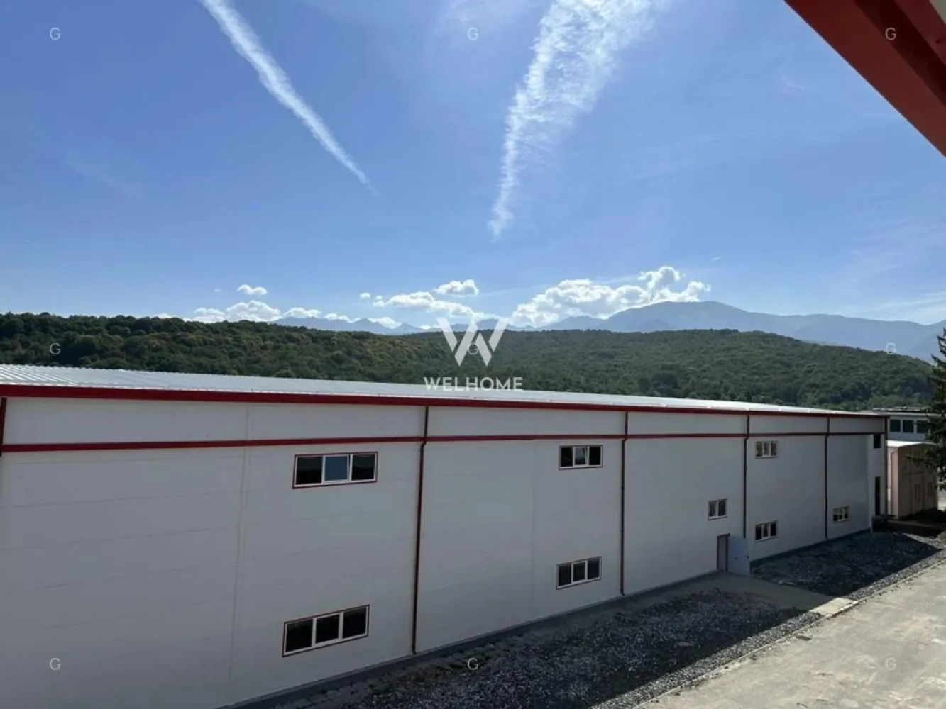 SPATIU INDUSTRIAL, 6857 MP - recent renovat-pod rulant-1000kw - Marsa - Hala industriala - modernizata in 2024 -situata in parcul industrial din sat Marșa, oras Avrig, jud. Sibiu -cu acces din DJ 105 G.

- Acces Spatii - drum betonat - Auto, Auto marfa, Tir, Pietonal

- Spatiul este pretabil pentru activitati de Productie, Logistica, Depozitare sau Distributie.

Specificatii tehnice - cladire clasa B:
-hala in cadre imbracate cu panou si sandwich de 10cm si 8cm
- suprafata totala 6857 mp, inclusiv birouri si grupuri sanitare
- stalpi si grinzi de beton, grid 11,4 x 17,3 m
- pardoseala beton - capacitate 6 tone/mp
- inaltime utila hala - 7.7 m
- hala cu trei poduri rulante:
2 buc x 12,5 tone inaltime pana la carlig 5,51 m
1 buc x 5 tone inaltime pana la carlig 4,96 m
- doua macarale la sol cu brat rotativ de 2 tone
- înălțime utila pod rulant: 5.52 m
- porți industriale 4.47 m/ 5.84 m
- usi industriale automatizate de tip drive-in
- iluminat industrial tip LED
- alimentare electrica, contoare separate
- alimentare apa industriala
- posibilitate legare la reteaua de alimentare cu gaze naturale, reteaua de telefonie si internet.

- Pretul de inchiriere afisat este unul informativ pentru un spatiu cu dotari standard si nu include costurile operationale, impozitul pe proprietate si asigurarea cladirii.
- Pretul de inchiriere final se stabileste dupa analiza detaliata a tuturor cerintelor chiriasului si functie de nivelul investitiilor necesare in eventuale dotari suplimentare precum si de durata contractuala asumata de catre chirias.