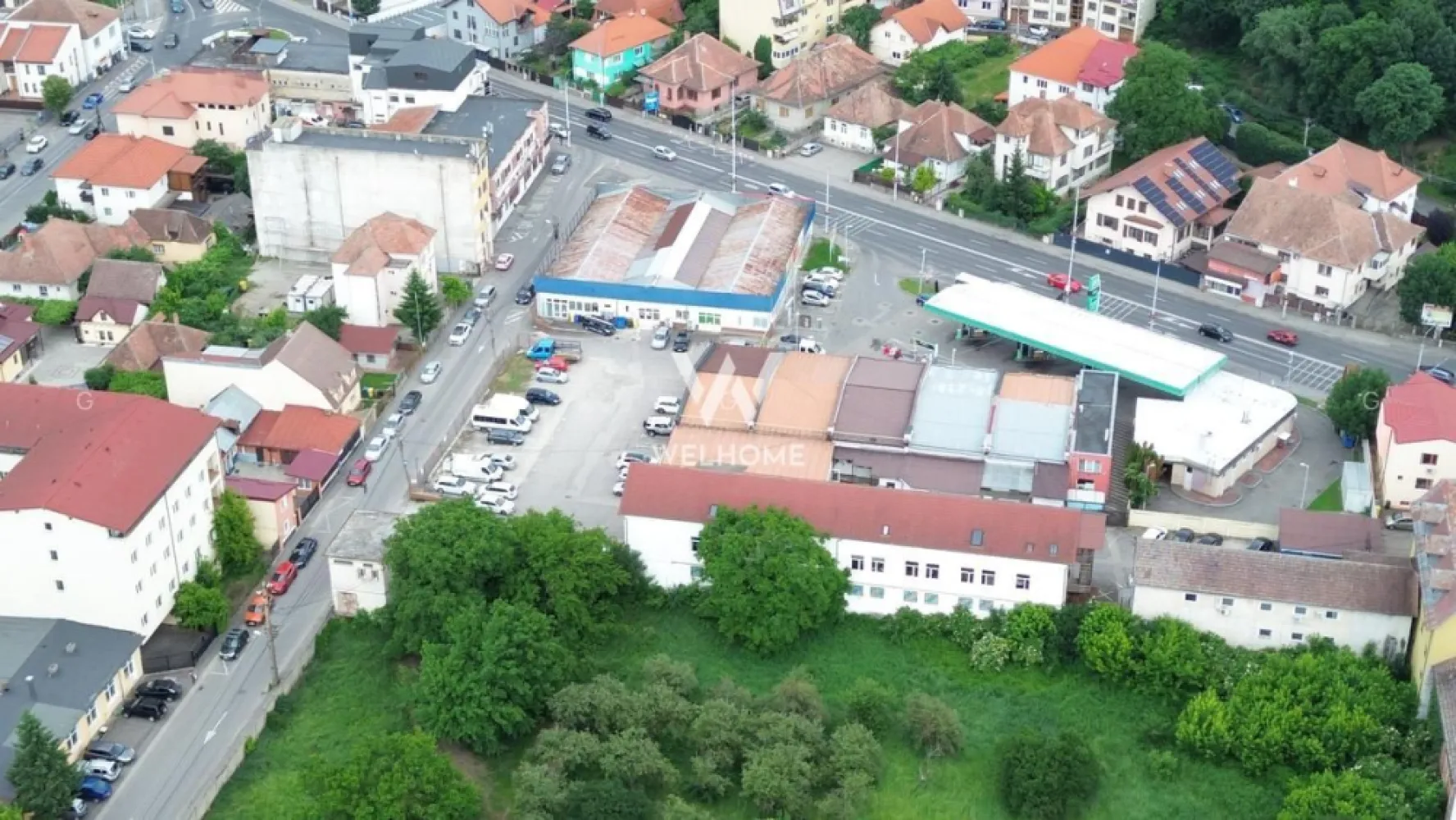 Showroom 300mp Soseaua Alba Iulia cu vitrina mare - DE ÎNCHIRIAT – SPAȚIU COMERCIAL PREMIUM 
Poziție excelentă | Trafic intens | Vitrină 30 m
Îți prezentăm un spațiu comercial premium, situat la parter, pe una dintre cele mai circulate artere din oraș – oferind vizibilitate maximă și expunere ideală pentru orice tip de business. Potrivit atât pentru extindere, relocare, cât și pentru un nou start într-o zonă de top! 
CARACTERISTICI PRINCIPALE: Spațiu comercial / showroom modern și elegant Parter, acces direct din stradă 🚶‍♂️ Configurație open-space, luminos, ușor de compartimentat Vitrină panoramică – aprox. 30 m Terasă privată cu parcare dedicată – aprox. 30 mp
DETALII TEHNICE: Înălțime: 3 m (tavan casetat) / până la 6 m (acoperiș) – posibilitate mezanin Utilități complete: curent, apă, gaz, internet Acces marfă separat, ideal pentru aprovizionare rapidă și logistică eficientă 
POTENȚIAL DE BUSINESS: Ideal pentru: Showroom-uri – mobilier, design interior, echipamente Servicii – clinică medicală, stomatologie, birouri Retail premium – magazin flagship sau produse de lux.