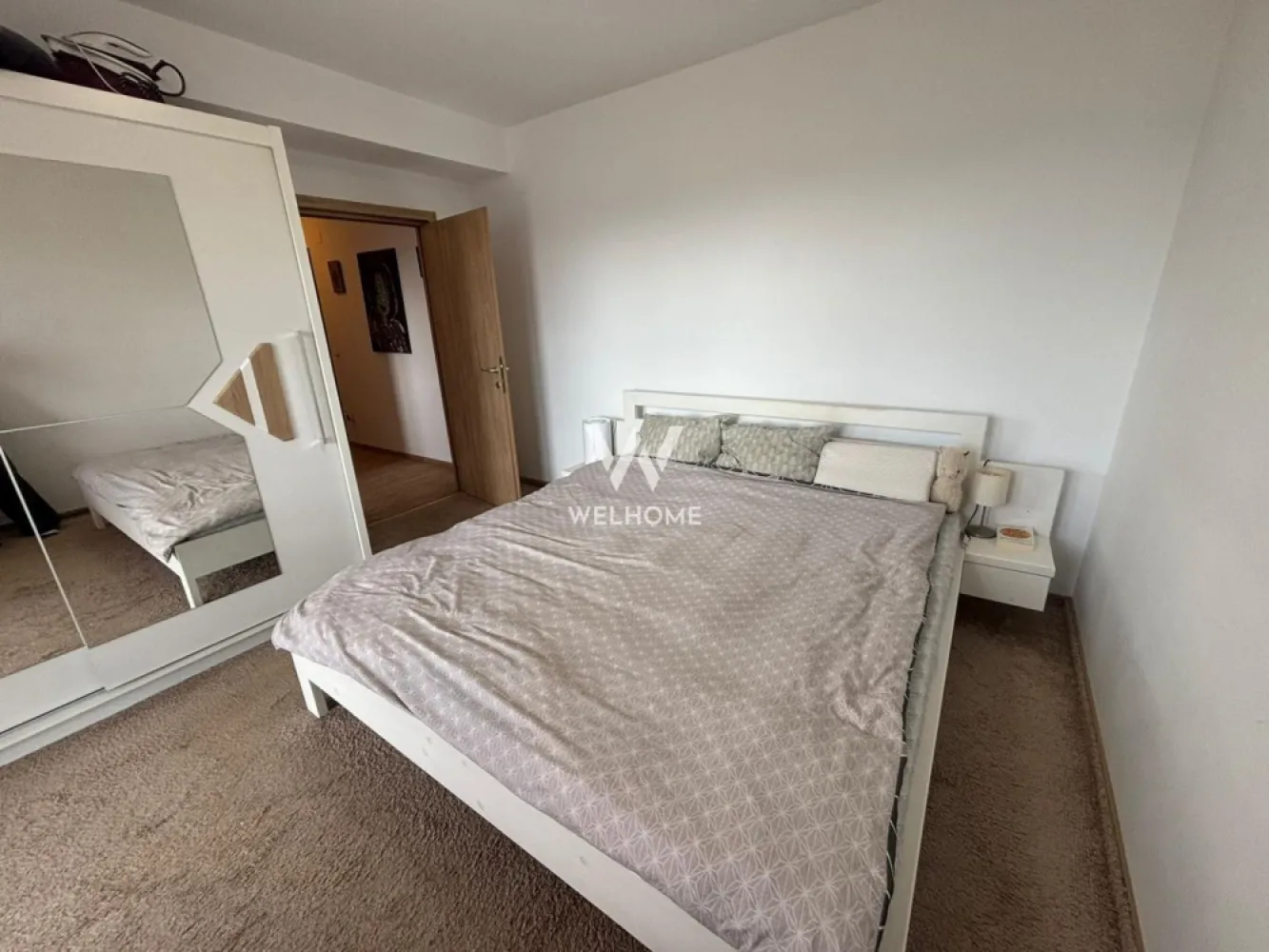 Apartament spațios cu 3 camere, 2 băi și balcoane generoase - Vă propunem spre vânzare un apartament spațios cu 3 camere, luminos și excelent compartimentat, situat într-o zonă liniștită.
Suprafata utila este de 105 mp, etajul 2. 
Locuința dispune de două dormitoare confortabile, un living generos, două băi și o bucătărie open-space cu zonă de dining, elegant delimitată de living printr-un geam securizat glisant, oferind atât intimitate, cât și flexibilitate în utilizare.

Un mare avantaj îl reprezintă cele două balcoane generoase, de 8 mp și 12 mp, ideale pentru relaxare sau amenajare ca spațiu verde urban. Apartamentul beneficiază de loc de parcare inclus, este complet mobilat și utilat și necesită doar mici renovări, fiind ideal pentru personalizare după gustul viitorului proprietar. 

O alegere excelentă atât pentru locuință proprie, cât și pentru investiție.
Pret: 169 000 euro negociabil
Telefon: 0756 094 405