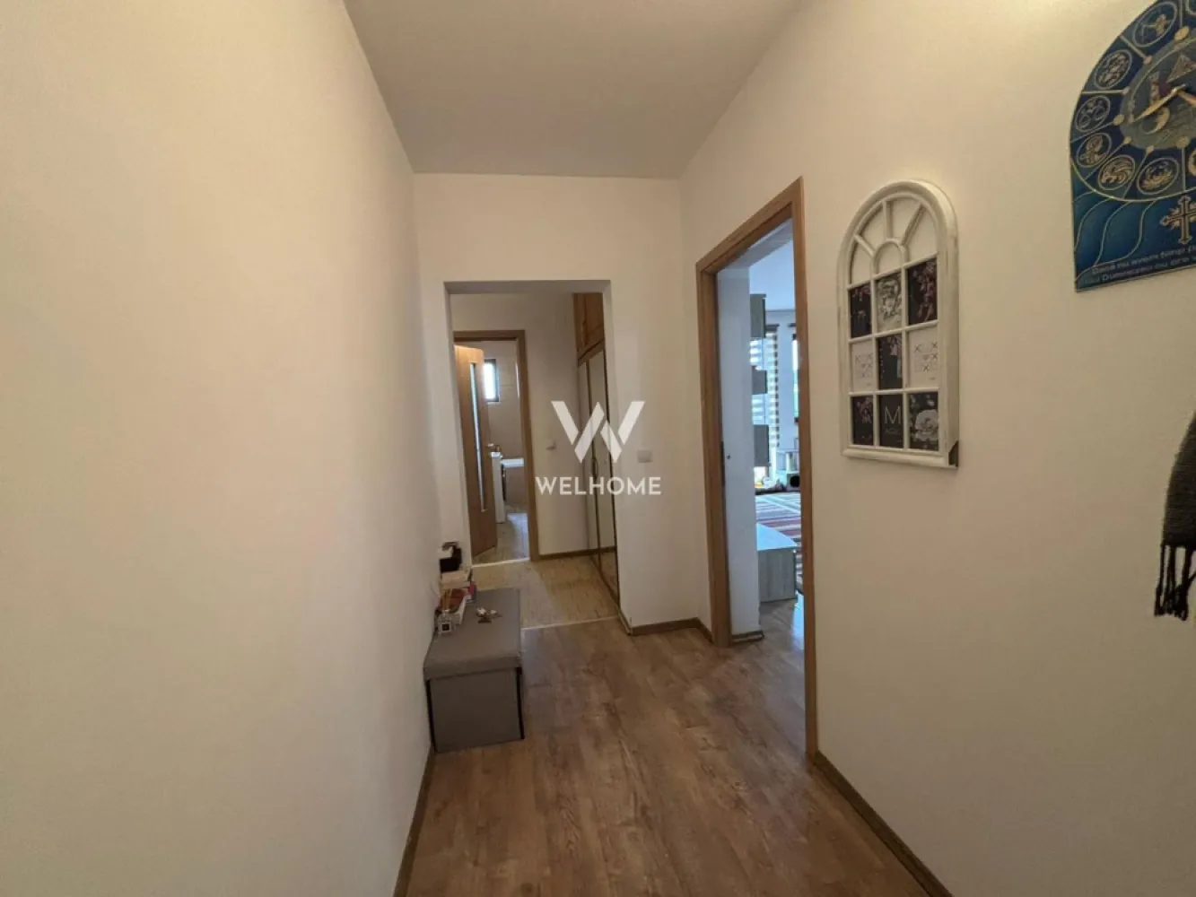 Apartament spațios cu 3 camere, 2 băi și balcoane generoase - Vă propunem spre vânzare un apartament spațios cu 3 camere, luminos și excelent compartimentat, situat într-o zonă liniștită.
Suprafata utila este de 105 mp, etajul 2. 
Locuința dispune de două dormitoare confortabile, un living generos, două băi și o bucătărie open-space cu zonă de dining, elegant delimitată de living printr-un geam securizat glisant, oferind atât intimitate, cât și flexibilitate în utilizare.

Un mare avantaj îl reprezintă cele două balcoane generoase, de 8 mp și 12 mp, ideale pentru relaxare sau amenajare ca spațiu verde urban. Apartamentul beneficiază de loc de parcare inclus, este complet mobilat și utilat și necesită doar mici renovări, fiind ideal pentru personalizare după gustul viitorului proprietar. 

O alegere excelentă atât pentru locuință proprie, cât și pentru investiție.
Pret: 169 000 euro negociabil
Telefon: 0756 094 405