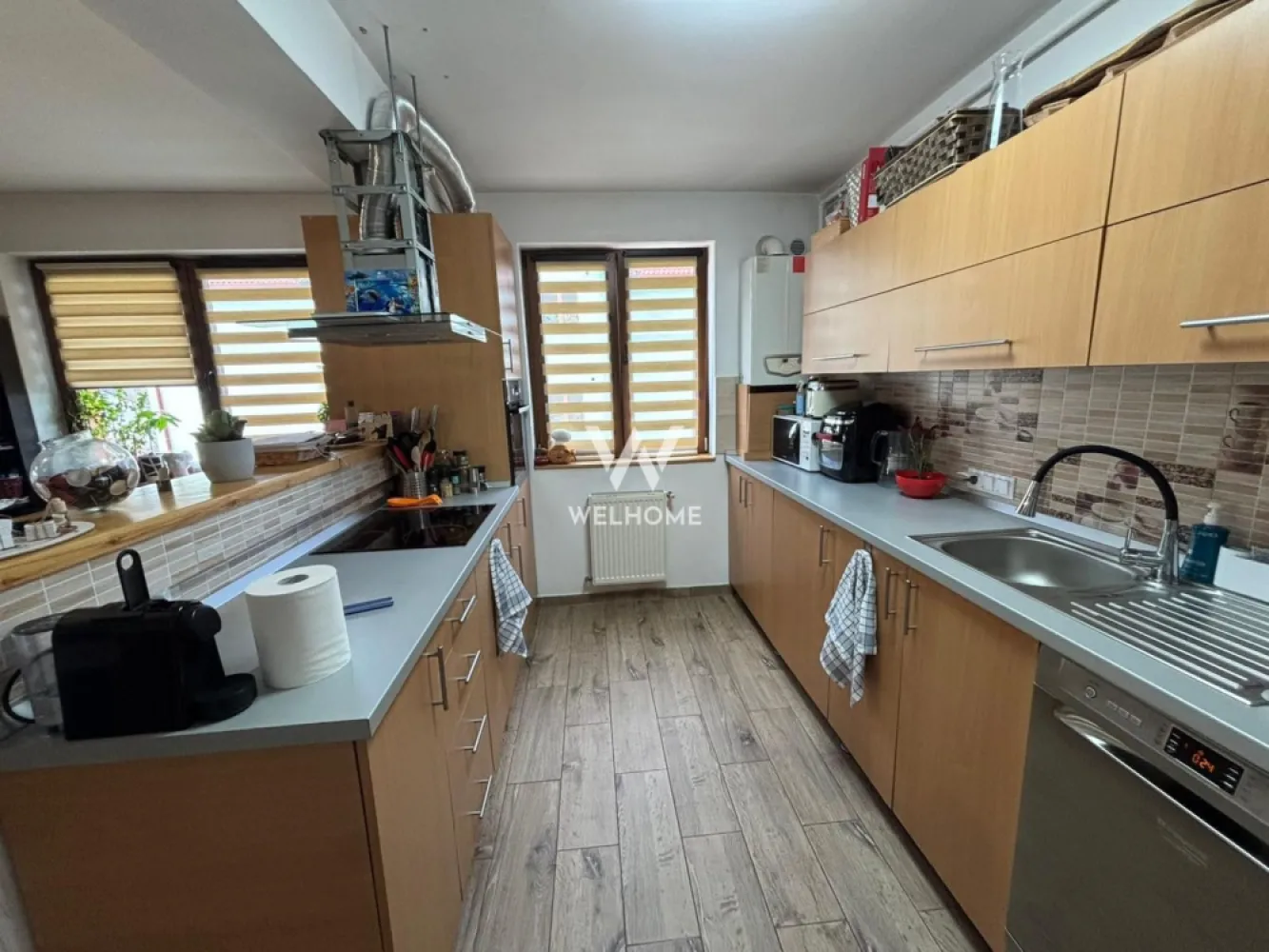 Apartament spațios cu 3 camere, 2 băi și balcoane generoase - Vă propunem spre vânzare un apartament spațios cu 3 camere, luminos și excelent compartimentat, situat într-o zonă liniștită.
Suprafata utila este de 105 mp, etajul 2. 
Locuința dispune de două dormitoare confortabile, un living generos, două băi și o bucătărie open-space cu zonă de dining, elegant delimitată de living printr-un geam securizat glisant, oferind atât intimitate, cât și flexibilitate în utilizare.

Un mare avantaj îl reprezintă cele două balcoane generoase, de 8 mp și 12 mp, ideale pentru relaxare sau amenajare ca spațiu verde urban. Apartamentul beneficiază de loc de parcare inclus, este complet mobilat și utilat și necesită doar mici renovări, fiind ideal pentru personalizare după gustul viitorului proprietar. 

O alegere excelentă atât pentru locuință proprie, cât și pentru investiție.
Pret: 169 000 euro negociabil
Telefon: 0756 094 405