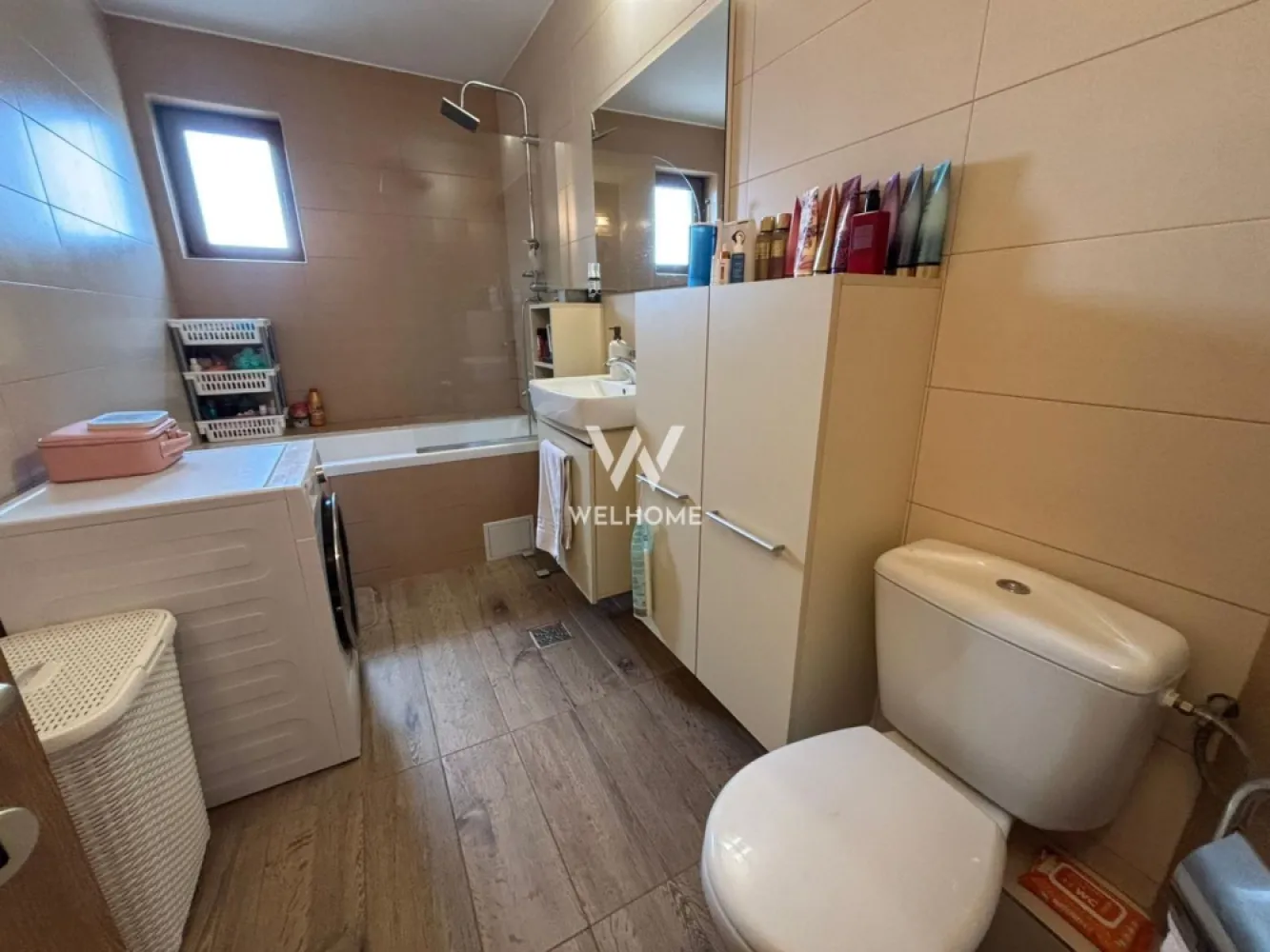 Apartament spațios cu 3 camere, 2 băi și balcoane generoase - Vă propunem spre vânzare un apartament spațios cu 3 camere, luminos și excelent compartimentat, situat într-o zonă liniștită.
Suprafata utila este de 105 mp, etajul 2. 
Locuința dispune de două dormitoare confortabile, un living generos, două băi și o bucătărie open-space cu zonă de dining, elegant delimitată de living printr-un geam securizat glisant, oferind atât intimitate, cât și flexibilitate în utilizare.

Un mare avantaj îl reprezintă cele două balcoane generoase, de 8 mp și 12 mp, ideale pentru relaxare sau amenajare ca spațiu verde urban. Apartamentul beneficiază de loc de parcare inclus, este complet mobilat și utilat și necesită doar mici renovări, fiind ideal pentru personalizare după gustul viitorului proprietar. 

O alegere excelentă atât pentru locuință proprie, cât și pentru investiție.
Pret: 169 000 euro negociabil
Telefon: 0756 094 405