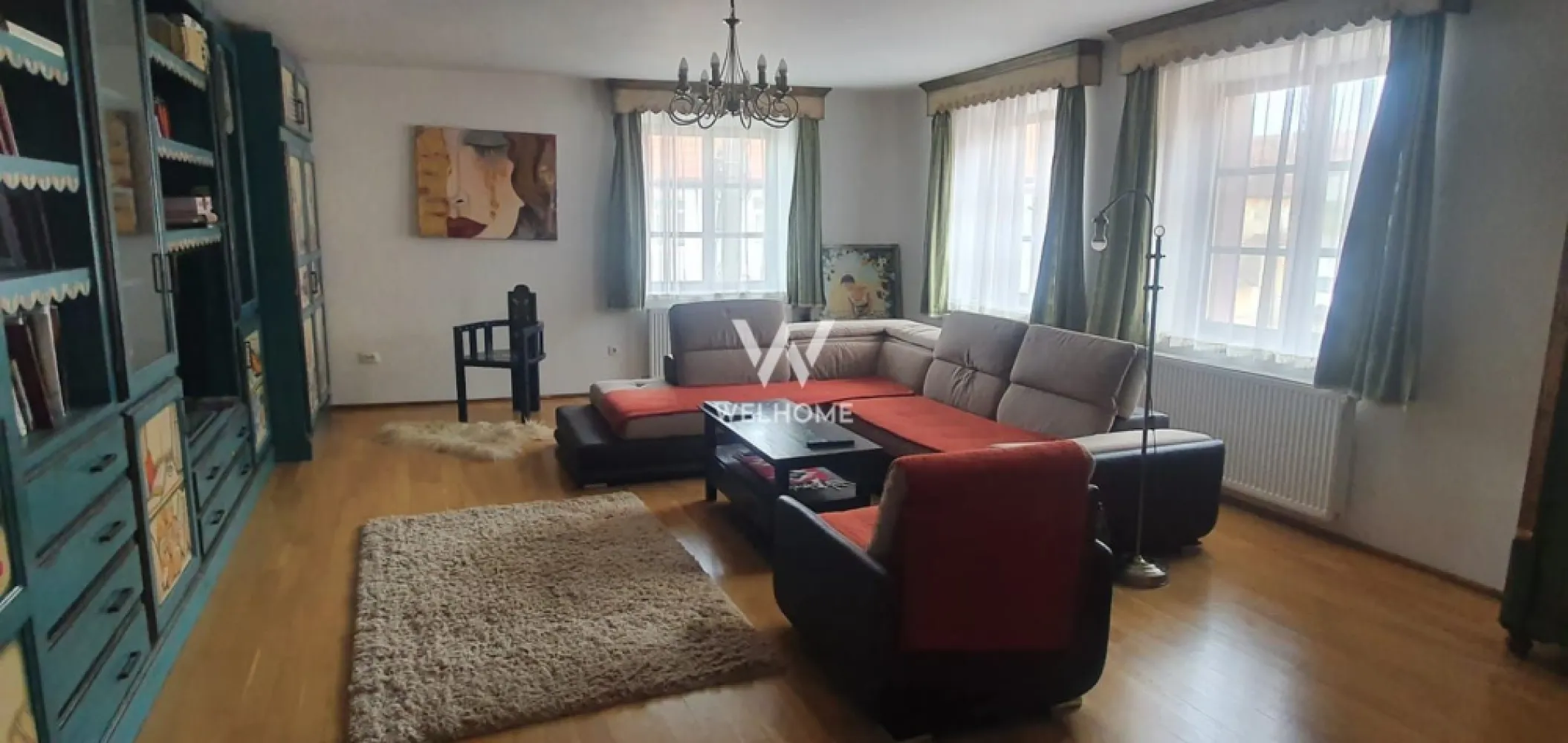 Casa single, spatiu productie/atelier, in Cisnadioara, Sibiu - Casa tip single si spatiu productie/atelier 5 camere, in Cisnadioara la 10 km de Sibiu - Casa are o suprafata de 250 mp, iar atelierul 250 mp, este construita pe un teren de 360 mp in acte (440 mp din masuratori). Compartimentata astfel: Casa: Pivnita, Parter, Etaj. Atelierul: Parter, Etaj. - Casa se preda LA CHEIE atat in interior cat si in exterior, mobilata (mobila si usile este din lemn masiv executata si pictata manual) si utilata cu toate cele necesare: masina de spalat, frigider, aragaz etc. - Utilitati: Curent trifazic, gaz (fiecare corp de cladire are centrala proprie), apa - din fantana/put, canalizare in fosa septica (fiecare cladire are fosa proprie). - Avantaje: Locuinta se afla intr-o zona linistita si verde, langa rau, la doar 10-15 minute distanta de Sibiu, Shopping City Mall, Carrefour, Kaufland. - Zona aerisita, cu vedere catre munte PRET: 230.000 Euro – Comision cumparator 1% Telefon: 0753.277.310 Pentru cele mai noi oferte acceseaza: ofertecase.welhome.ro Adresa: str. Scoala de Inot nr 18, Sibiu Multumim ca ati ales Welhome Imobiliare!