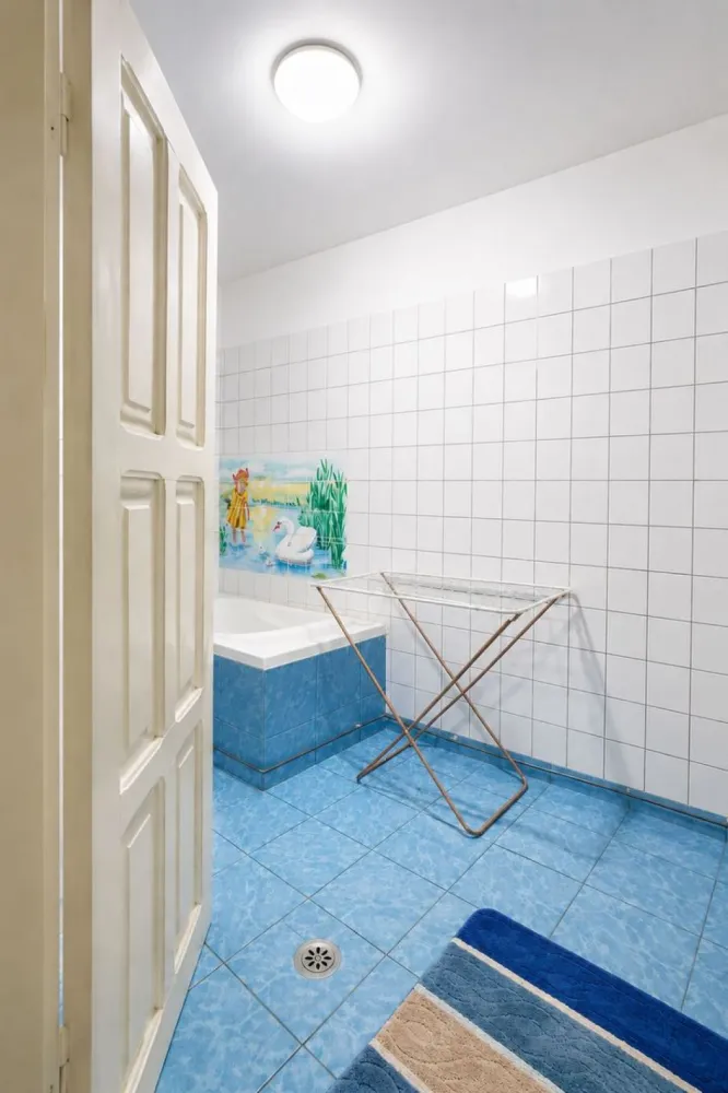 Casă individuală, teren generos de 1.348mp, poziție centrală, Giarmata - Vă propunem spre vânzare o proprietate deosebită, situată în zona centrală a localității Giarmata Mare, amplasată pe un teren generos de 1.348 mp, cu acces de pe două fronturi stradale asfaltate – un avantaj important atât pentru locuire, cât și pentru investiție.

Casa are o suprafață construită de 198 mp și oferă spații generoase, ideale pentru o familie numeroasă sau pentru cei care își doresc confort, curte mare și multiple anexe gospodărești.

Compartimentare:

✅ 4 dormitoare spațioase
✅ Living / sufragerie luminoasă
✅ Bucătărie complet mobilată și utilată
✅ 2 băi
✅ 2 holuri generoase
✅ 2 cămări (spații de depozitare)

Dotări și beneficii:

✔ Acoperiș din țiglă metalică
✔ Izolație termică exterioară
✔ Centrală termică proprie
✔ Aer condiționat
✔ Geamuri și uși termopan
✔ 3 sobe de teracotă funcționale
✔ Toate utilitățile disponibile
✔ Se vinde complet mobilată și utilată

Anexe și exterior:

✔ Bucătărie de vară
✔ Garaj dublu
✔ Magazie / cămară pentru lemne
✔ Foișor pentru relaxare
✔ Curte integral betonată/asfaltată
✔ Grădină generoasă cu pomi fructiferi și spațiu pentru cultivare
✔ Posibilitate de amenajare zonă de agrement, piscină sau extindere

Poziționarea centrală, terenul de dimensiuni mari și accesul de pe două străzi transformă această proprietate într-o oportunitate excelentă atât pentru locuire, cât și pentru dezvoltare ulterioară.

📍 Giarmata Mare – zonă centrală
🏠 Suprafață construită: 198 mp
🌳 Teren: 1.348 mp
🛏️ 4 dormitoare
🛋️ 1 living
🛁 2 băi

📞 Pentru informații suplimentare și programarea unei vizionări:
0711.984.043

Rapigo Imobiliare – Te mutăm în casă fără stres.