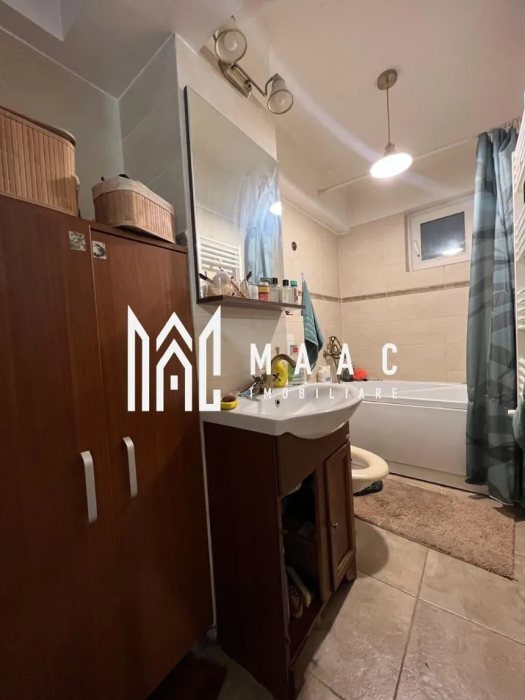 Apartament 2 camere | Ultracentral | Etaj 3 | 2 balcoane - MAAC Imobiliare vă propune spre vânzare un apartament cu 2 camere, situat în zona Ultracentrală a municipiului Râmnicu Vâlcea, în imediata apropiere de Parcul Mircea cel Bătrân, o locație excelentă, cu acces rapid către toate punctele de interes ale orașului.

Apartamentul este amplasat la etajul 3 din 4, într-un imobil bine întreținut, și are o suprafață utilă de 54 mp, la care se adaugă două balcoane închise, cu o suprafață totală de 15 mp, ideale pentru spațiu suplimentar de relaxare sau depozitare. În plus, proprietatea beneficiază de o boxă de 5 mp, cadastrată.

Locuința este cochetă, bine compartimentată, luminoasă și oferă un confort sporit. Se predă complet mobilată și utilată, fiind ideală atât pentru locuit, cât și ca investiție, gata pentru mutare imediată.

Puncte forte:

* zonă ultracentrală
* vecinătate Parcul Mircea cel Bătrân
* etaj intermediar
* 2 balcoane închise
* boxă cadastrată
* se vinde mobilat și utilat

Pentru mai multe detalii sau programarea unei vizionări, MAAC Imobiliare vă stă cu drag la dispoziție.

ID: CP2911623