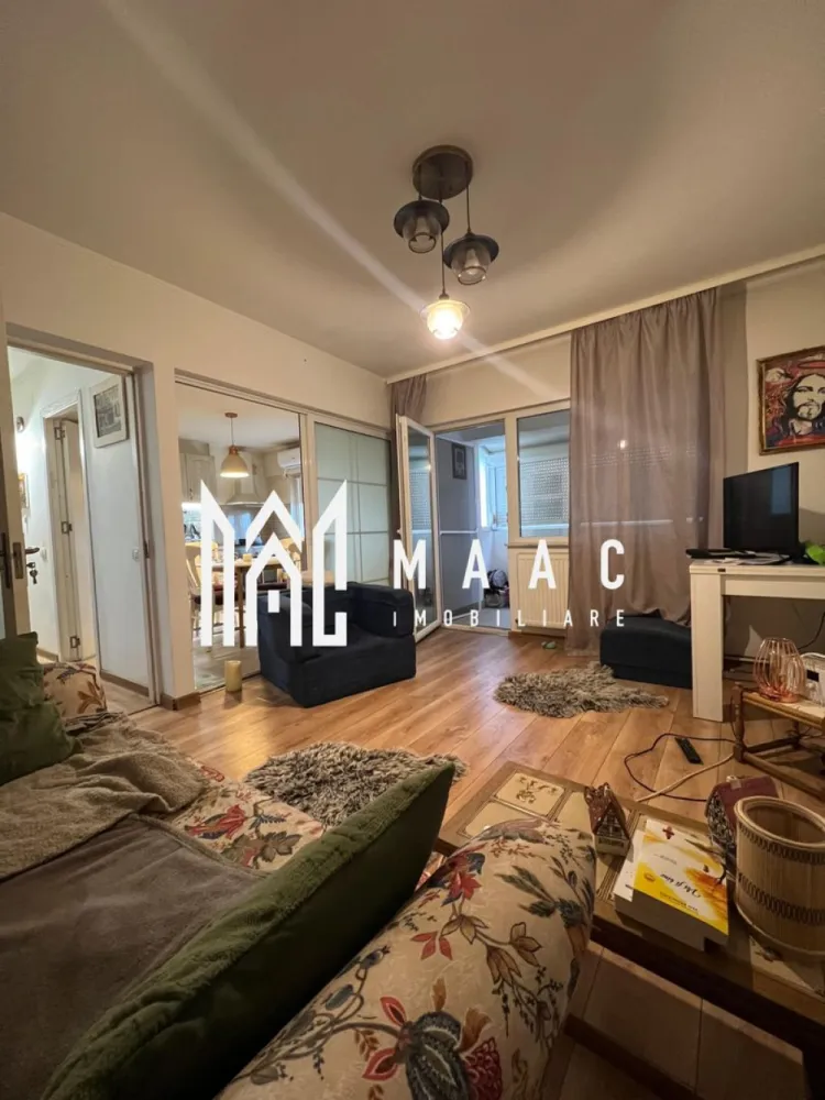 Apartament 2 camere | Ultracentral | Etaj 3 | 2 balcoane - MAAC Imobiliare vă propune spre vânzare un apartament cu 2 camere, situat în zona Ultracentrală a municipiului Râmnicu Vâlcea, în imediata apropiere de Parcul Mircea cel Bătrân, o locație excelentă, cu acces rapid către toate punctele de interes ale orașului.

Apartamentul este amplasat la etajul 3 din 4, într-un imobil bine întreținut, și are o suprafață utilă de 54 mp, la care se adaugă două balcoane închise, cu o suprafață totală de 15 mp, ideale pentru spațiu suplimentar de relaxare sau depozitare. În plus, proprietatea beneficiază de o boxă de 5 mp, cadastrată.

Locuința este cochetă, bine compartimentată, luminoasă și oferă un confort sporit. Se predă complet mobilată și utilată, fiind ideală atât pentru locuit, cât și ca investiție, gata pentru mutare imediată.

Puncte forte:

* zonă ultracentrală
* vecinătate Parcul Mircea cel Bătrân
* etaj intermediar
* 2 balcoane închise
* boxă cadastrată
* se vinde mobilat și utilat

Pentru mai multe detalii sau programarea unei vizionări, MAAC Imobiliare vă stă cu drag la dispoziție.

ID: CP2911623