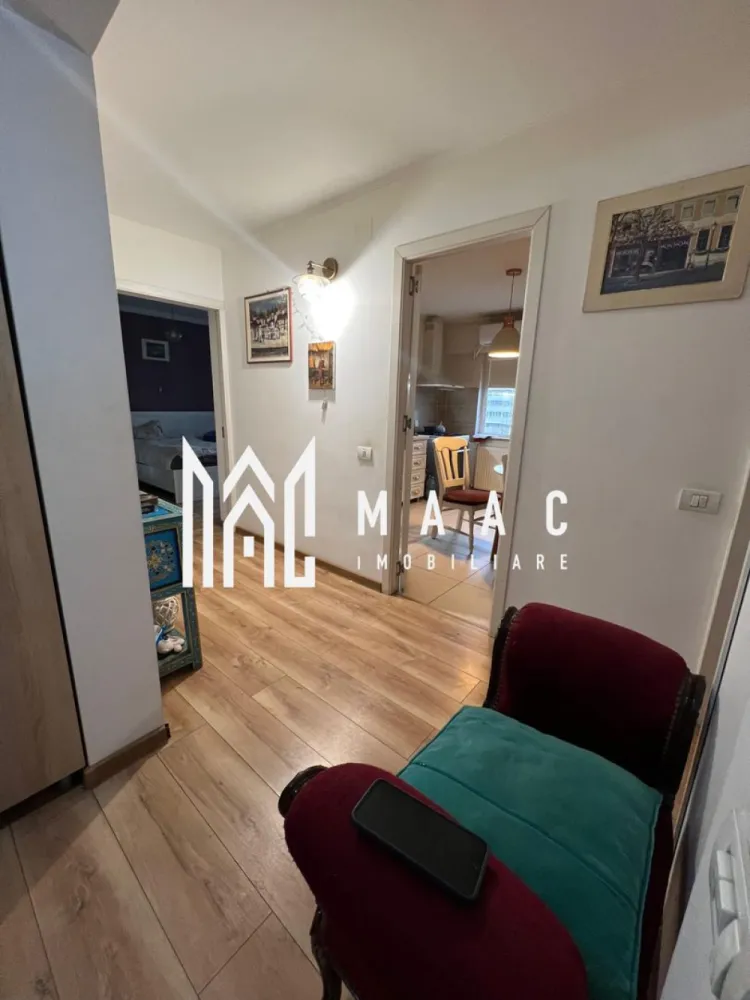 Apartament 2 camere | Ultracentral | Etaj 3 | 2 balcoane - MAAC Imobiliare vă propune spre vânzare un apartament cu 2 camere, situat în zona Ultracentrală a municipiului Râmnicu Vâlcea, în imediata apropiere de Parcul Mircea cel Bătrân, o locație excelentă, cu acces rapid către toate punctele de interes ale orașului.

Apartamentul este amplasat la etajul 3 din 4, într-un imobil bine întreținut, și are o suprafață utilă de 54 mp, la care se adaugă două balcoane închise, cu o suprafață totală de 15 mp, ideale pentru spațiu suplimentar de relaxare sau depozitare. În plus, proprietatea beneficiază de o boxă de 5 mp, cadastrată.

Locuința este cochetă, bine compartimentată, luminoasă și oferă un confort sporit. Se predă complet mobilată și utilată, fiind ideală atât pentru locuit, cât și ca investiție, gata pentru mutare imediată.

Puncte forte:

* zonă ultracentrală
* vecinătate Parcul Mircea cel Bătrân
* etaj intermediar
* 2 balcoane închise
* boxă cadastrată
* se vinde mobilat și utilat

Pentru mai multe detalii sau programarea unei vizionări, MAAC Imobiliare vă stă cu drag la dispoziție.

ID: CP2911623