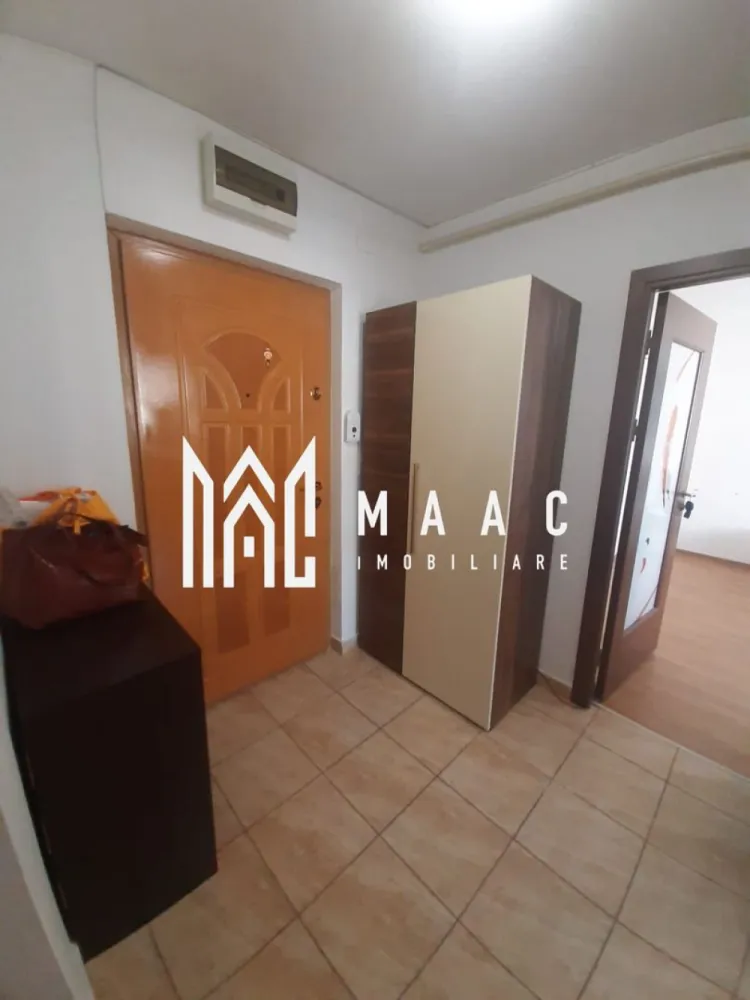 Apartament 3 camere I Decomandat I Zona Mihai Viteazul - Oferim spre vânzare un apartament spațios cu 3 camere, situat in zona Mihai Viteazul, ideal pentru cei care apreciază confortul și accesibilitatea.

Detalii apartament:
- 3 camere (living + 2 dormitoare)
- Bucătărie separată
- Baie spațioasă
- Pivnita

Beneficii:
- Locație buna, aproape de magazine, restaurante, școli și transport în comun
- Ideal pentru familie sau ca investiție
- Spatiu pivnita la subsol.
- Apartamentul este închiriat momentan.

Nu ratați ocazia de a deveni proprietar al acestui apartament! 
Pentru mai multe detalii mentionati telefonic ID: CP2886929