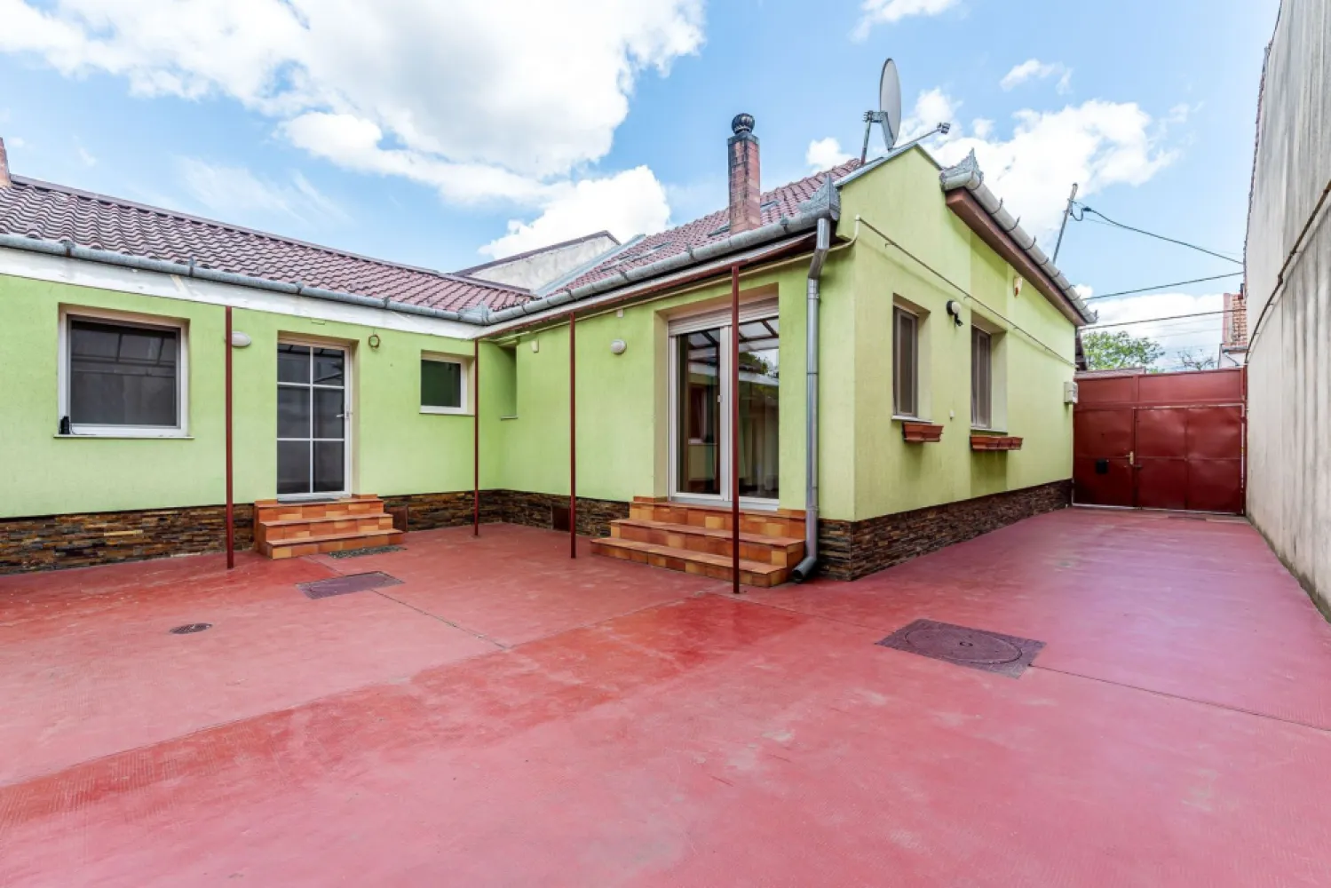 Casa 5 camere - Cartierul Functionarilor - Teren 421 mp - COMISION 0 - Sunt locuri în Arad unde rar apare o proprietate la vânzare. Cartierul Funcționarilor este unul dintre ele. O zonă apreciată pentru liniște, intimitate și poziționarea excelentă în centrul orașului, aproape dehipermarketuri și puncte de interes importante.

✨ Teren 421 mp
✨ Acces auto + garaj
✨ Curte cu spațiu verde
✨ 2 magazii + subsol aprox. 12 mp

🏠 Casa principală dispune de:
🔹 Parter: 3 camere, bucătărie, baie, hol și spațiu de depozitare
🔹 Nivel superior: dormitor matrimonial cu baie proprie și dressing

🏡 În curte se află și o anexă separată cu cameră și baie – ideală pentru oaspeți, birou sau spațiu privat.

✔ Construcție din cărămidă
✔ Izolație exterioară
✔ Acoperiș din țiglă în stare foarte bună
✔ Instalație electrică refăcută complet
✔ Centrală proprie pe gaz + calorifere
✔ Geamuri termopan cu rolete

💡 Confort, intimitate și viață la casă într-una dintre cele mai căutate zone din Arad.
📞 Detalii & vizionare: 0755 274 519 - Daniel Hord – Consultant imobiliar.

Nu dispui de toată suma? Te ajutăm noi gratuit! Îți obținem oferte de la 16 bănci.
Ai o proprietate de vânzare în Arad și vrei să știi cât valorează cu adevărat?
Sună-mă pentru o evaluare gratuită, fără obligații!

Birou: ACASĂ | Agenție imobiliară Arad
Bulevardul Decebal 2, Arad 310133
