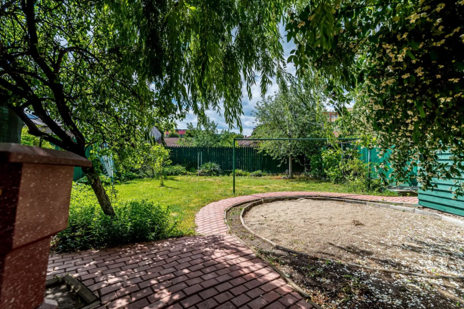 Casa 5 camere - Cartierul Functionarilor - Teren 421 mp - COMISION 0 - Sunt locuri în Arad unde rar apare o proprietate la vânzare. Cartierul Funcționarilor este unul dintre ele. O zonă apreciată pentru liniște, intimitate și poziționarea excelentă în centrul orașului, aproape dehipermarketuri și puncte de interes importante.

✨ Teren 421 mp
✨ Acces auto + garaj
✨ Curte cu spațiu verde
✨ 2 magazii + subsol aprox. 12 mp

🏠 Casa principală dispune de:
🔹 Parter: 3 camere, bucătărie, baie, hol și spațiu de depozitare
🔹 Nivel superior: dormitor matrimonial cu baie proprie și dressing

🏡 În curte se află și o anexă separată cu cameră și baie – ideală pentru oaspeți, birou sau spațiu privat.

✔ Construcție din cărămidă
✔ Izolație exterioară
✔ Acoperiș din țiglă în stare foarte bună
✔ Instalație electrică refăcută complet
✔ Centrală proprie pe gaz + calorifere
✔ Geamuri termopan cu rolete

💡 Confort, intimitate și viață la casă într-una dintre cele mai căutate zone din Arad.
📞 Detalii & vizionare: 0755 274 519 - Daniel Hord – Consultant imobiliar.

Nu dispui de toată suma? Te ajutăm noi gratuit! Îți obținem oferte de la 16 bănci.
Ai o proprietate de vânzare în Arad și vrei să știi cât valorează cu adevărat?
Sună-mă pentru o evaluare gratuită, fără obligații!

Birou: ACASĂ | Agenție imobiliară Arad
Bulevardul Decebal 2, Arad 310133