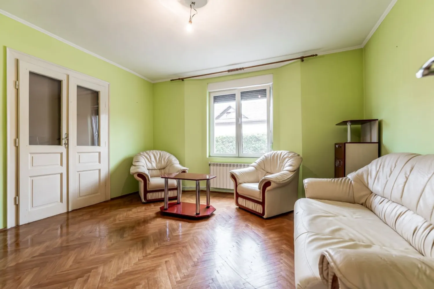 Casa 5 camere - Cartierul Functionarilor - Teren 421 mp - COMISION 0 - Sunt locuri în Arad unde rar apare o proprietate la vânzare. Cartierul Funcționarilor este unul dintre ele. O zonă apreciată pentru liniște, intimitate și poziționarea excelentă în centrul orașului, aproape dehipermarketuri și puncte de interes importante.

✨ Teren 421 mp
✨ Acces auto + garaj
✨ Curte cu spațiu verde
✨ 2 magazii + subsol aprox. 12 mp

🏠 Casa principală dispune de:
🔹 Parter: 3 camere, bucătărie, baie, hol și spațiu de depozitare
🔹 Nivel superior: dormitor matrimonial cu baie proprie și dressing

🏡 În curte se află și o anexă separată cu cameră și baie – ideală pentru oaspeți, birou sau spațiu privat.

✔ Construcție din cărămidă
✔ Izolație exterioară
✔ Acoperiș din țiglă în stare foarte bună
✔ Instalație electrică refăcută complet
✔ Centrală proprie pe gaz + calorifere
✔ Geamuri termopan cu rolete

💡 Confort, intimitate și viață la casă într-una dintre cele mai căutate zone din Arad.
📞 Detalii & vizionare: 0755 274 519 - Daniel Hord – Consultant imobiliar.

Nu dispui de toată suma? Te ajutăm noi gratuit! Îți obținem oferte de la 16 bănci.
Ai o proprietate de vânzare în Arad și vrei să știi cât valorează cu adevărat?
Sună-mă pentru o evaluare gratuită, fără obligații!

Birou: ACASĂ | Agenție imobiliară Arad
Bulevardul Decebal 2, Arad 310133