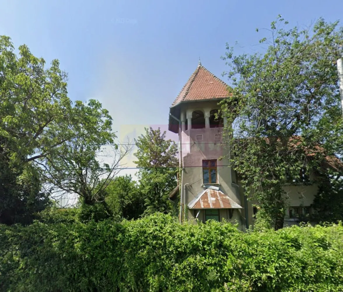 Casa de vanzare (vad comercial) - Agenția Mervani vă propune spre vânzare o vilă situată chiar pe DN1, în zona Hanul Românesc, orașul Băicoi, o proprietate cu vad excelent, ideală atât pentru locuință, cât și pentru investiție sau afacere (pensiune, restaurant, service auto etc.).

Detalii proprietate:

 Teren: 1267 mp, cu deschidere de 26 m la DN1
 An construcție: 1995
 Structură: fundație din beton, pereți din cărămidă
 Acoperiș: șarpantă cu învelitoare din tablă
 Tâmplărie: din lemn
 Suprafață utilă: 52 mp parter + 52 mp etaj = 104 mp utili
 Compartimentare: 6 camere, bucătărie, holuri, 2 grupuri sanitare

Utilități: apă, gaze, curent electric – toate branșamentele sunt disponibile.

Imprejmuita cu gard de beton.

Puncte forte:

 Poziționare excelentă la DN1, cu vizibilitate ridicată
 Vad comercial – oportunitate ideală pentru transformare în spațiu de afaceri
 Teren generos cu multiple posibilități de amenajare

- Locație: Băicoi – DN1, zona Hanul Românesc
- Pentru mai multe detalii și programarea unei vizionări, contactați agenția Mervani