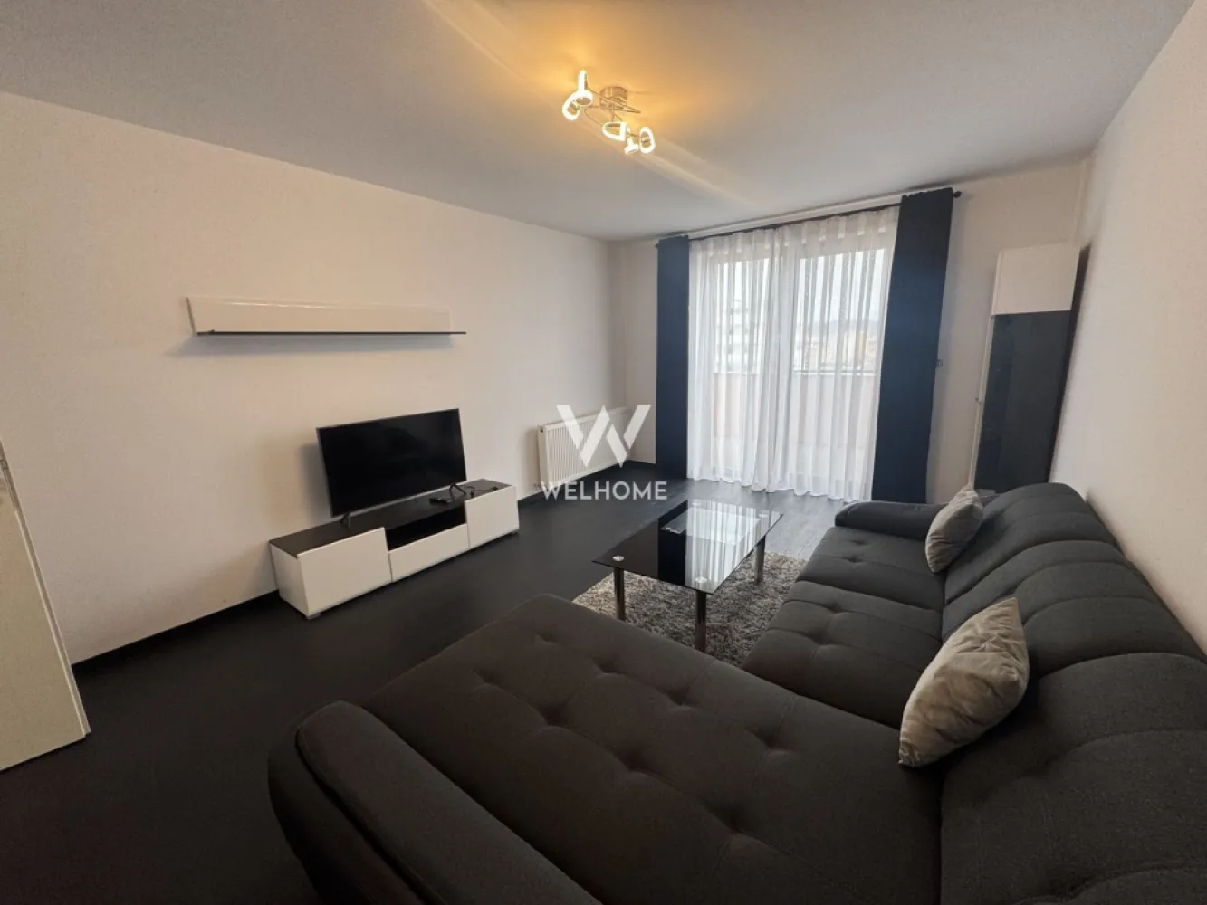 Penthouse de inchiriat, Doamna Stanca Sibiu - Va oferim spre inchiriere un apartament spatios, de tip penthouse, cu 2 terase, situat pe strada Doamna Stanca, intr-un bloc nou, aproape de magazine, gradinita, restaurante, centre comerciale

Suprafata utila: 100mp 
Compartimentare:
Hol generos, bucatarie cu zona de dining, baie cu cada, living cu iesire pe terasa (poate fi utilizat ca si dormitor), 2 dormitoare dintre care unul cu baie proprie si dressing.
Apartamentul este disponibil imediat, ready to move
Dispunde de 2 locuri de parcare.

Pret inchiriere: 900 euro/luna
Comision agentie: 50% din contravaloarea unei chirii

Detalii si vizionari: 0752.088.381- Roxana