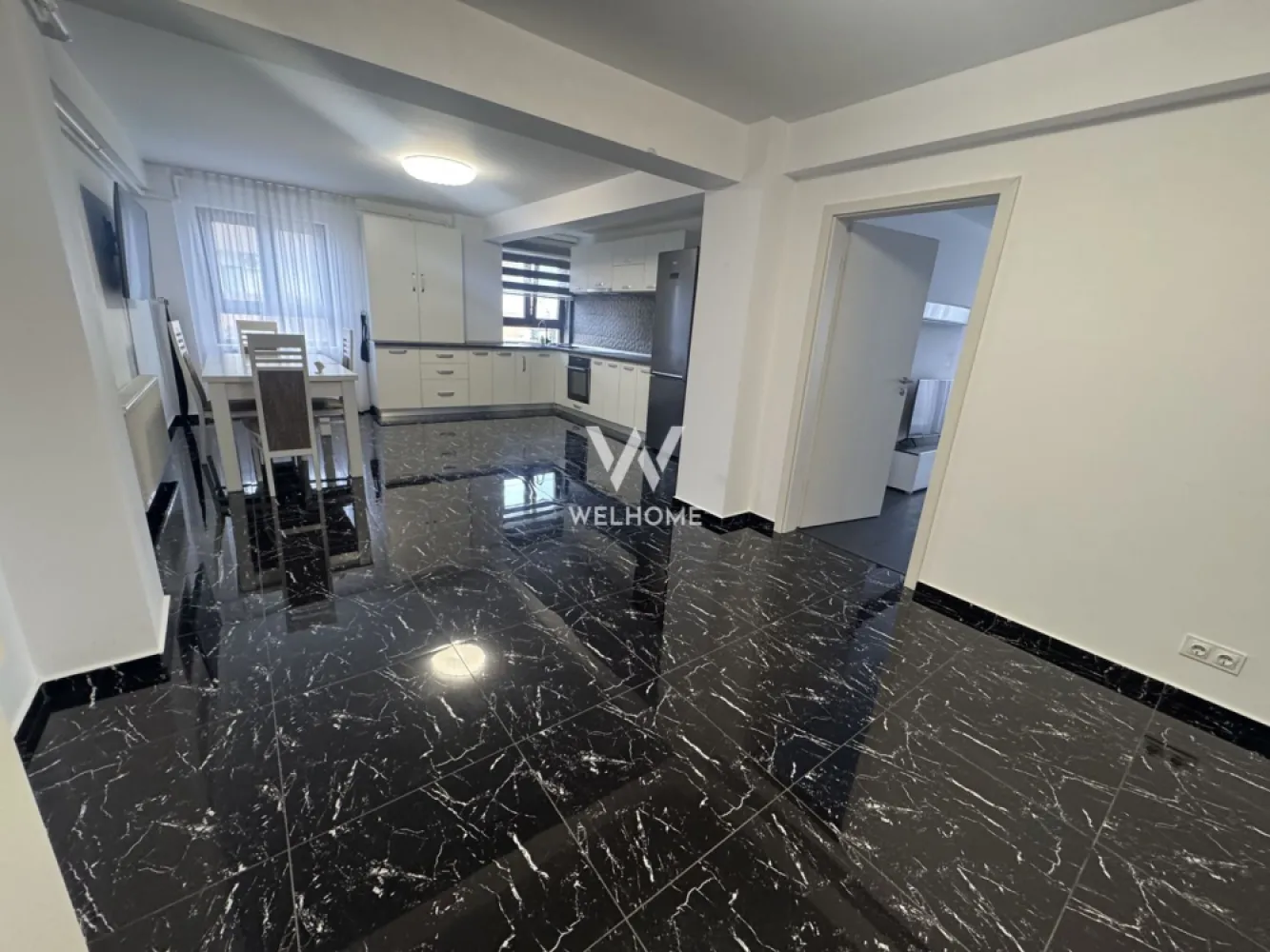Penthouse de inchiriat, Doamna Stanca Sibiu - Va oferim spre inchiriere un apartament spatios, de tip penthouse, cu 2 terase, situat pe strada Doamna Stanca, intr-un bloc nou, aproape de magazine, gradinita, restaurante, centre comerciale

Suprafata utila: 100mp 
Compartimentare:
Hol generos, bucatarie cu zona de dining, baie cu cada, living cu iesire pe terasa (poate fi utilizat ca si dormitor), 2 dormitoare dintre care unul cu baie proprie si dressing.
Apartamentul este disponibil imediat, ready to move
Dispunde de 2 locuri de parcare.

Pret inchiriere: 900 euro/luna
Comision agentie: 50% din contravaloarea unei chirii

Detalii si vizionari: 0752.088.381- Roxana