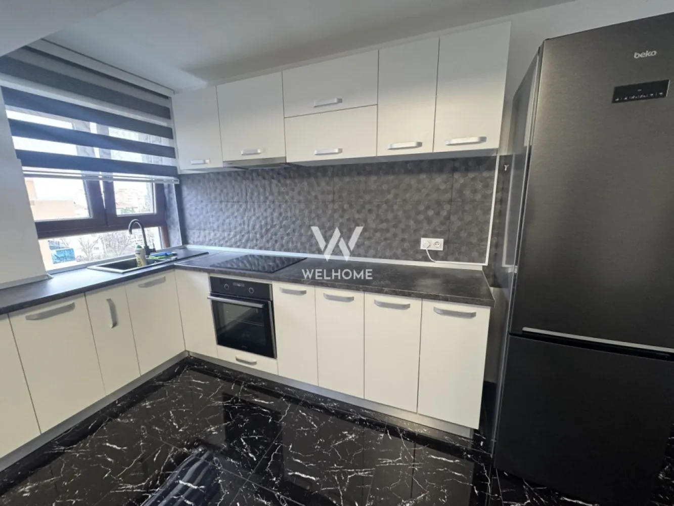 Penthouse de inchiriat, Doamna Stanca Sibiu - Va oferim spre inchiriere un apartament spatios, de tip penthouse, cu 2 terase, situat pe strada Doamna Stanca, intr-un bloc nou, aproape de magazine, gradinita, restaurante, centre comerciale

Suprafata utila: 100mp 
Compartimentare:
Hol generos, bucatarie cu zona de dining, baie cu cada, living cu iesire pe terasa (poate fi utilizat ca si dormitor), 2 dormitoare dintre care unul cu baie proprie si dressing.
Apartamentul este disponibil imediat, ready to move
Dispunde de 2 locuri de parcare.

Pret inchiriere: 900 euro/luna
Comision agentie: 50% din contravaloarea unei chirii

Detalii si vizionari: 0752.088.381- Roxana