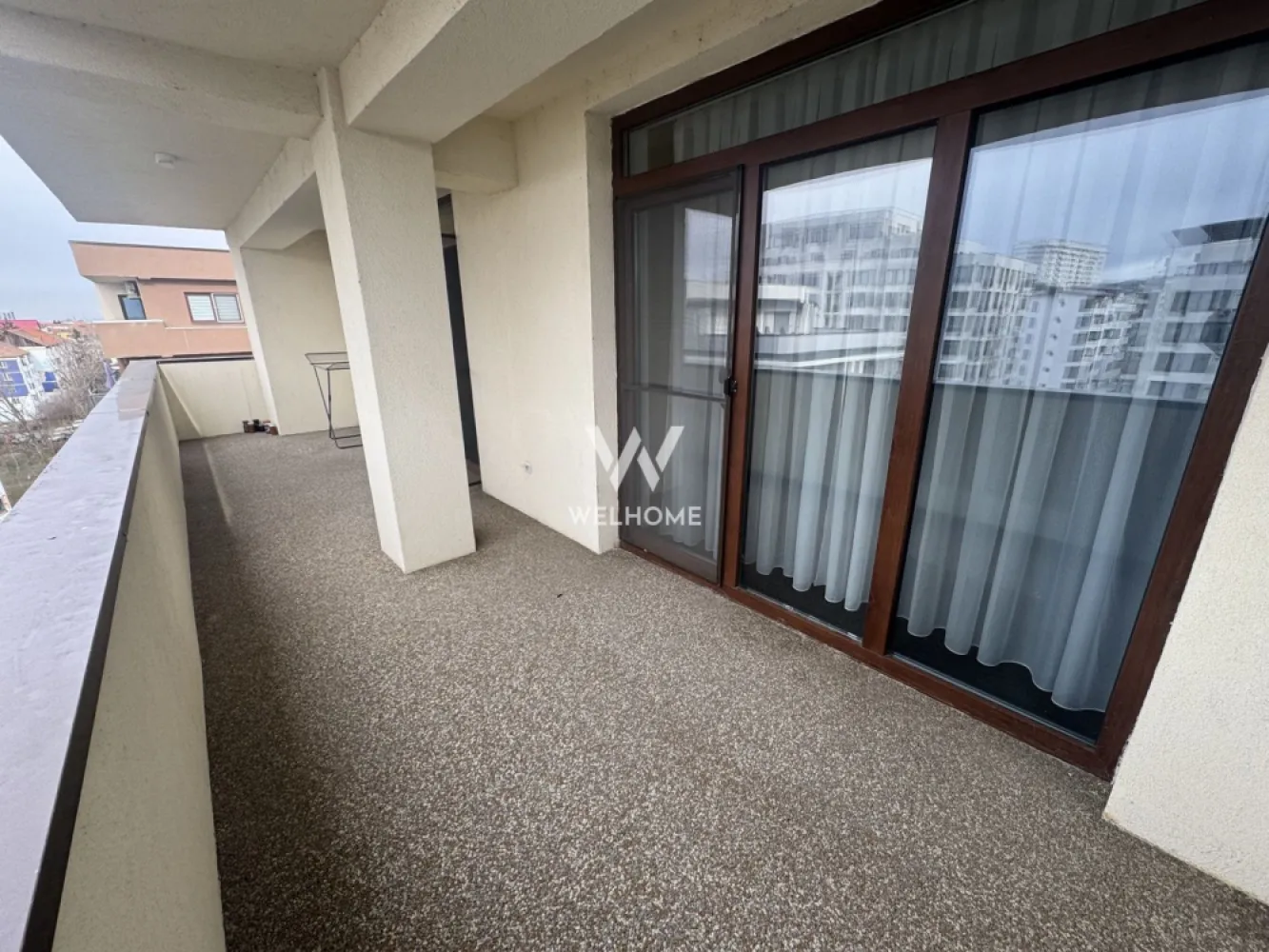 Penthouse de inchiriat, Doamna Stanca Sibiu - Va oferim spre inchiriere un apartament spatios, de tip penthouse, cu 2 terase, situat pe strada Doamna Stanca, intr-un bloc nou, aproape de magazine, gradinita, restaurante, centre comerciale

Suprafata utila: 100mp 
Compartimentare:
Hol generos, bucatarie cu zona de dining, baie cu cada, living cu iesire pe terasa (poate fi utilizat ca si dormitor), 2 dormitoare dintre care unul cu baie proprie si dressing.
Apartamentul este disponibil imediat, ready to move
Dispunde de 2 locuri de parcare.

Pret inchiriere: 900 euro/luna
Comision agentie: 50% din contravaloarea unei chirii

Detalii si vizionari: 0752.088.381- Roxana