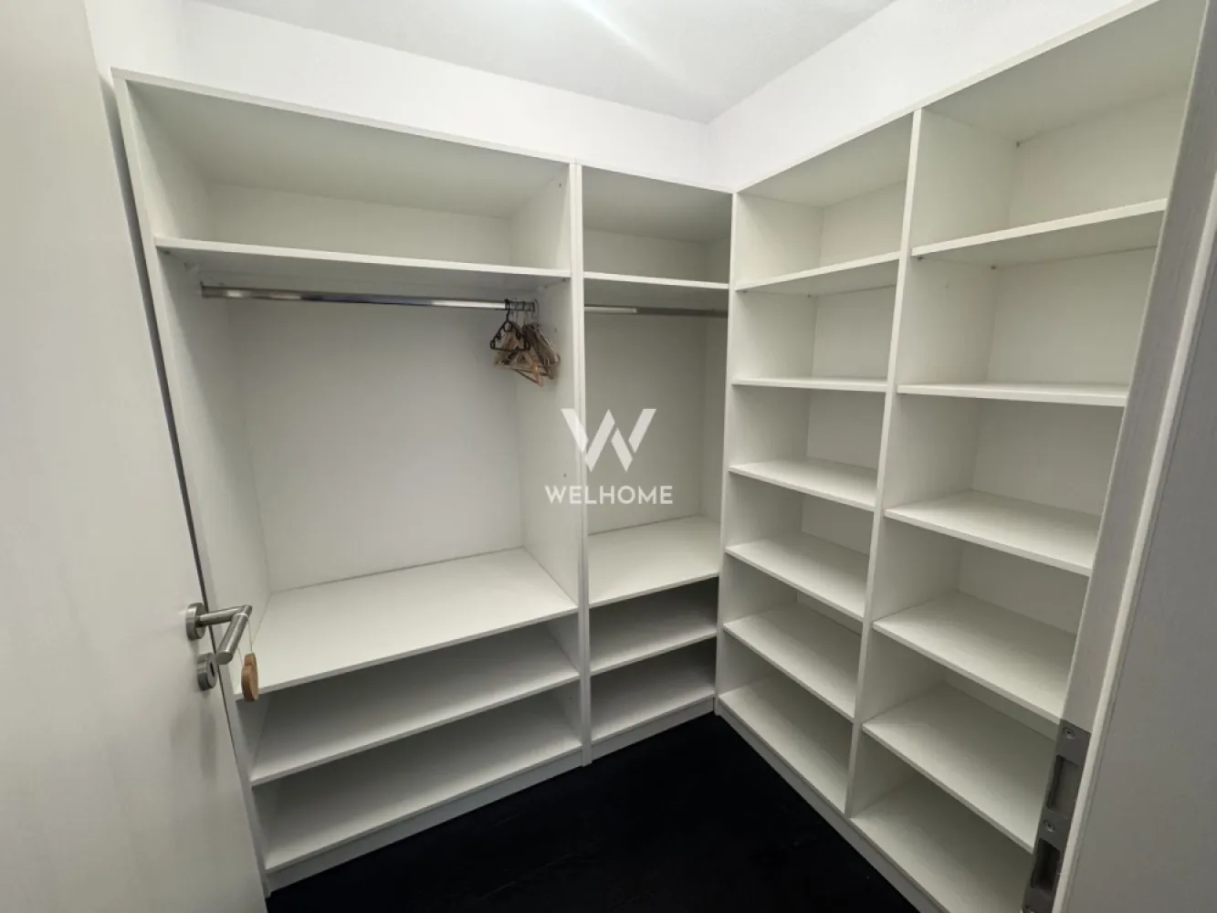 Penthouse de inchiriat, Doamna Stanca Sibiu - Va oferim spre inchiriere un apartament spatios, de tip penthouse, cu 2 terase, situat pe strada Doamna Stanca, intr-un bloc nou, aproape de magazine, gradinita, restaurante, centre comerciale

Suprafata utila: 100mp 
Compartimentare:
Hol generos, bucatarie cu zona de dining, baie cu cada, living cu iesire pe terasa (poate fi utilizat ca si dormitor), 2 dormitoare dintre care unul cu baie proprie si dressing.
Apartamentul este disponibil imediat, ready to move
Dispunde de 2 locuri de parcare.

Pret inchiriere: 900 euro/luna
Comision agentie: 50% din contravaloarea unei chirii

Detalii si vizionari: 0752.088.381- Roxana