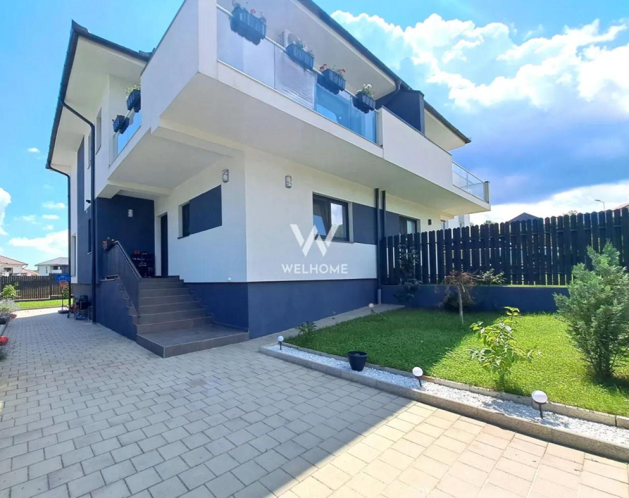 Casa 4 dormitoare, 2 bai - Sibiu, Cisnadioara - Casa in Cisnadioara limita cu Cisnadie, in apropiere de Spa Aria, panorama munti si padure
Detine toate utilitatile - apa, canalizare, gaz, curent + panouri fotovoltaice NOU instalate 12 buc - 5 kw
O casa frumos amenajata, camere mari bine repartizate - isi cauta noii proprietari
- Suprafata utila: 120 mp la care se adauga terasele la parter 15 mp si balcoanele la etaj 19 mp
- Suprafata teren: 276 mp
Compartimentarea practica asigura confortul locativ, necesar familiei:
- Parter: hol acces de tip L, baie cu dus, living/salon cu zona de servire a mesei si bucataria, dormitor/camera oaspeti, spatiu depozitare 
- Etaj: hol, dormitor principal cu terasa circulara, 2 dormitoare secundare cu balcon, dressing si baie cu cada 
- Pod inalt pentru depozitare - acces scara batanta
Livingul are iesire la terasa si de aici se coboara spre curte unde este amenajata zona de grill/barbeque, chiuveta, blat de lucru
Bucataria este dotata cu tot necesarul -plita, cuptor, hota, masina vase, frigider mare, mobilier cu multe spatii depozitare
Curtea are pavaj si zone verzi, sub scari fiind creat depozit
Casa cu ferestre ample, amenajari moderne si spatii functionale, se vinde mobilata, asa cum se vede in imagini

PRET: 265,000 EURO 
Detalii: 0743030351 - Laura