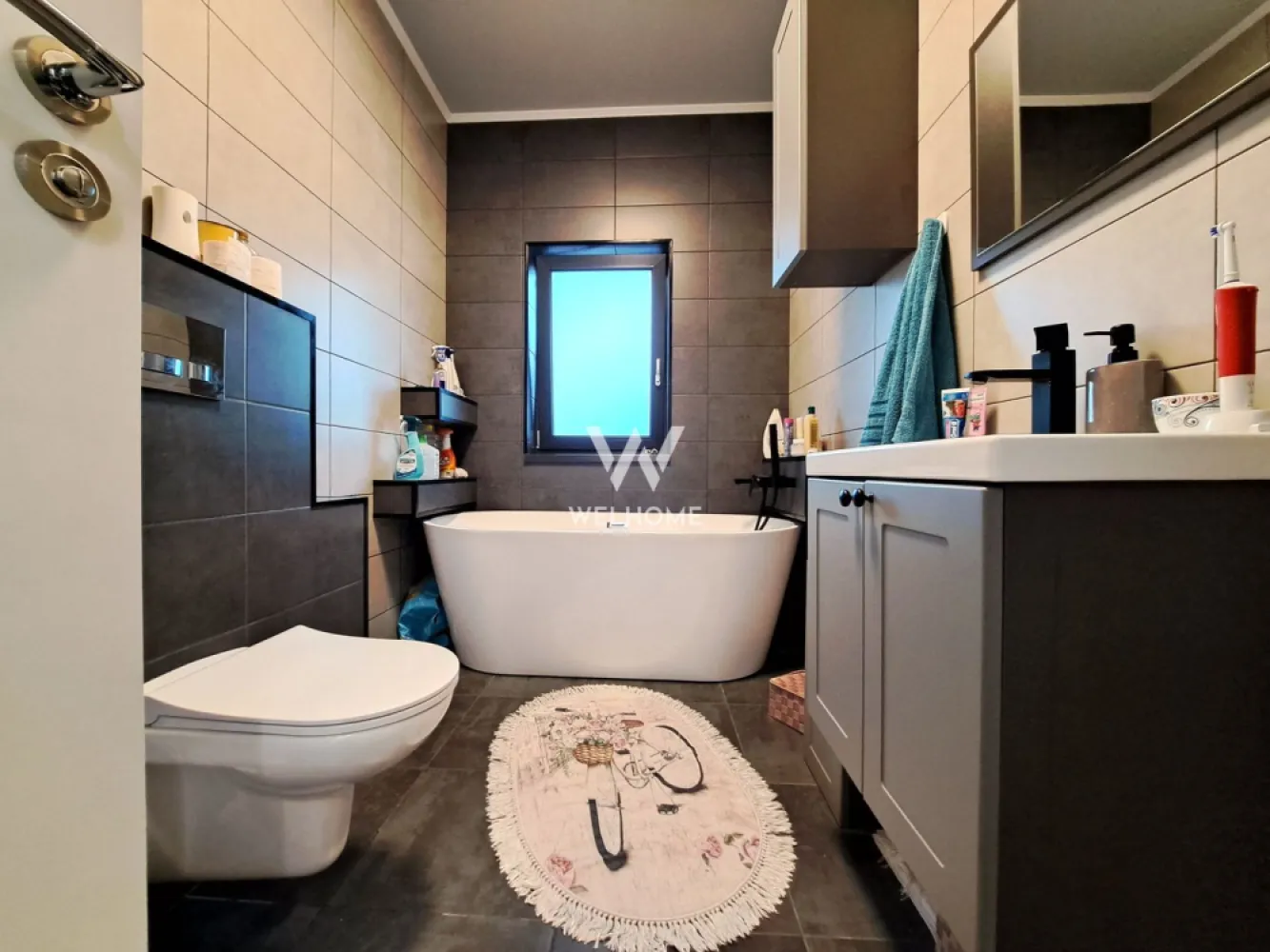 Casa 4 dormitoare, 2 bai - Sibiu, Cisnadioara - Casa in Cisnadioara limita cu Cisnadie, in apropiere de Spa Aria, panorama munti si padure
Detine toate utilitatile - apa, canalizare, gaz, curent + panouri fotovoltaice NOU instalate 12 buc - 5 kw
O casa frumos amenajata, camere mari bine repartizate - isi cauta noii proprietari
- Suprafata utila: 120 mp la care se adauga terasele la parter 15 mp si balcoanele la etaj 19 mp
- Suprafata teren: 276 mp
Compartimentarea practica asigura confortul locativ, necesar familiei:
- Parter: hol acces de tip L, baie cu dus, living/salon cu zona de servire a mesei si bucataria, dormitor/camera oaspeti, spatiu depozitare 
- Etaj: hol, dormitor principal cu terasa circulara, 2 dormitoare secundare cu balcon, dressing si baie cu cada 
- Pod inalt pentru depozitare - acces scara batanta
Livingul are iesire la terasa si de aici se coboara spre curte unde este amenajata zona de grill/barbeque, chiuveta, blat de lucru
Bucataria este dotata cu tot necesarul -plita, cuptor, hota, masina vase, frigider mare, mobilier cu multe spatii depozitare
Curtea are pavaj si zone verzi, sub scari fiind creat depozit
Casa cu ferestre ample, amenajari moderne si spatii functionale, se vinde mobilata, asa cum se vede in imagini

PRET: 265,000 EURO 
Detalii: 0743030351 - Laura