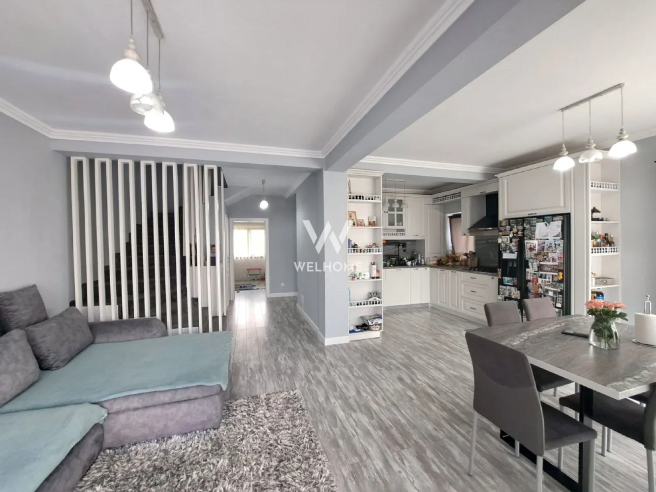 Casa 4 dormitoare, 2 bai - Sibiu, Cisnadioara - Casa in Cisnadioara limita cu Cisnadie, in apropiere de Spa Aria, panorama munti si padure
Detine toate utilitatile - apa, canalizare, gaz, curent + panouri fotovoltaice NOU instalate 12 buc - 5 kw
O casa frumos amenajata, camere mari bine repartizate - isi cauta noii proprietari
- Suprafata utila: 120 mp la care se adauga terasele la parter 15 mp si balcoanele la etaj 19 mp
- Suprafata teren: 276 mp
Compartimentarea practica asigura confortul locativ, necesar familiei:
- Parter: hol acces de tip L, baie cu dus, living/salon cu zona de servire a mesei si bucataria, dormitor/camera oaspeti, spatiu depozitare 
- Etaj: hol, dormitor principal cu terasa circulara, 2 dormitoare secundare cu balcon, dressing si baie cu cada 
- Pod inalt pentru depozitare - acces scara batanta
Livingul are iesire la terasa si de aici se coboara spre curte unde este amenajata zona de grill/barbeque, chiuveta, blat de lucru
Bucataria este dotata cu tot necesarul -plita, cuptor, hota, masina vase, frigider mare, mobilier cu multe spatii depozitare
Curtea are pavaj si zone verzi, sub scari fiind creat depozit
Casa cu ferestre ample, amenajari moderne si spatii functionale, se vinde mobilata, asa cum se vede in imagini

PRET: 265,000 EURO 
Detalii: 0743030351 - Laura