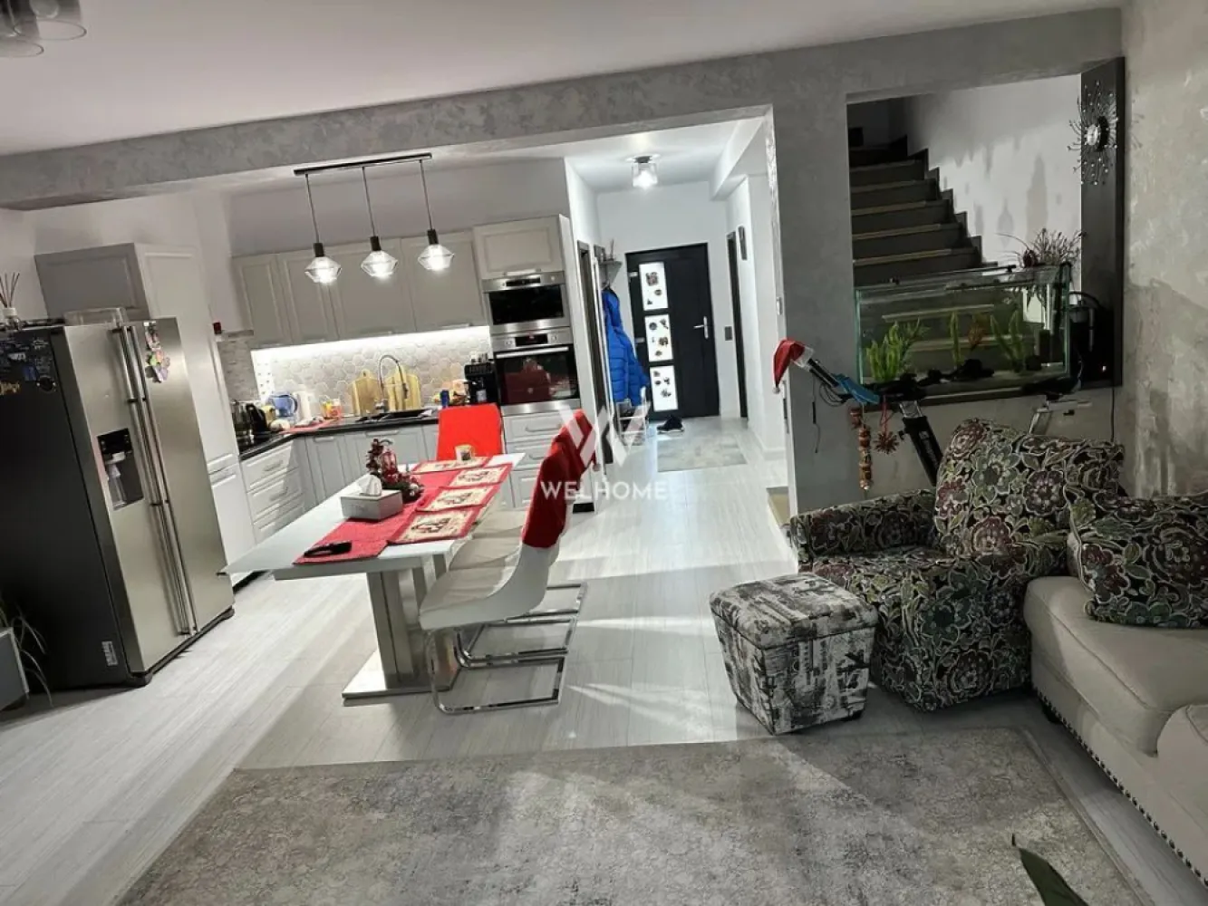 Casă modernă, garaj și curte amenajată – Șelimbăr - Descoperă o locuință luminoasă și spațioasă, situată într-o zonă liniștită și exclusiv rezidențială de case noi din Șelimbăr – ideală pentru o familie care își dorește confort, intimitate și acces rapid către oraș.

Proprietatea dispune de un teren de 318 mp, o suprafață construită la sol de 92 mp și o suprafață desfășurată de 183 mp, totalizând aproximativ 150 mp utili. Casa este construită în 2016, structurată pe Parter + Etaj, și se predă la cheie, complet finisată.

Compartimentare inteligentă: 
Parter: hol generos, baie, bucătărie + living open-space, dressing, casă a scării, terasă
Etaj: hol, 3 camere fiecare cu balcon si 2 băi

Exterior & facilități: garaj, curte amenajată, ideală pentru relaxare, 4 locuri de parcare, imprejmuire realizată + poartă pietonală și auto, toate utilitățile disponibile.

O casă complet funcțională, bine compartimentată și foarte luminoasă – perfectă pentru cei care caută un echilibru între liniște și proximitatea față de Sibiu.

Pret: 255 000 EURO
Telefon: 0756 094 405