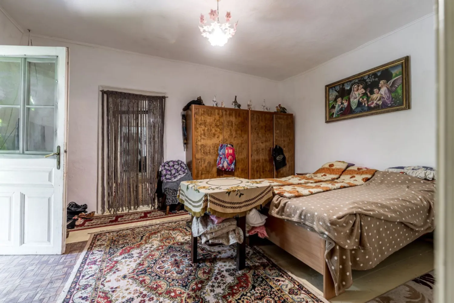 🏡 Casă nemțească autentică în Frumușeni – Fântânele, la 20 km de Arad - 🏡 Casă nemțească autentică în Frumușeni – Fântânele, la doar 20 km de Arad! 🌳
💰 Preț: 79.600 €
🆔 ID Proprietate: CP3164046

Dacă îți dorești să te trezești în liniște, înconjurat de verdeață și aer curat, această proprietate poate fi locul ideal pe care să îl numești „acasă”.
📍 Poziționată ultracentral în Frumușeni – Fântânele, chiar vizavi de Piața Agroalimentară, parc și Biserică, proprietatea beneficiază de una dintre cele mai bune amplasări din localitate. Ai toate punctele de interes la câțiva pași, bucurându-te în același timp de atmosfera liniștită și relaxantă specifică satului. Frumușeni – Fântânele se află la doar 20 km de Arad, fiind alegerea ideală pentru cei care își doresc să locuiască aproape de oraș, fără a renunța la natură, verdeață și aer curat.
Construită în 1923, această casă nemțească din cărămidă impresionează prin structura sa solidă și spațiile generoase. Proprietatea necesită renovare, oferindu-ți însă libertatea de a o transforma exact după gustul și nevoile tale, păstrând farmecul construcțiilor trainice de altădată.

📐 Caracteristici principale:
🏠 Casă individuală
📏 Suprafață utilă: 105 mp
🌳 Teren generos de 1.440 mp
🌿 Curte de aproximativ 200 mp
🛏️ 3 camere (2 dormitoare)
🍽️ 2 bucătării
🛁 1 baie (cu geam)
🚗 Garaj + 2 locuri de parcare
🏡 Pod și pivniță (boxă la subsol)

🔨 Construcție și dotări:
✔️ Construcție solidă din cărămidă (stil nemțesc)
✔️ Acoperiș din țiglă
✔️ Încălzire cu sobe de teracotă
✔️ Ferestre și uși interioare din lemn
✔️ Pardoseli din parchet, dușumea și gresie
✔️ Bucătărie utilată
✔️ Aragaz și mașină de spălat incluse

⚡ Utilități:
💧 Apa
⚡ Curent electric
⚡ Curent trifazic (380V)

📍 Avantajele proprietății:
✅ Poziție ultracentrală, chiar vizavi de Piață, parc și Biserică
🌳 Teren generos de 1.440 mp, ideal pentru grădină, livadă sau relaxare
🌿 Multă verdeață și intimitate
🌞 Zonă liniștită, perfectă pentru o familie sau pentru o casă de vacanță
🏡 Construcție nemțească solidă, recunoscută pentru durabilitate și calitatea execuției
🔨 Posibilitatea de renovare și amenajare după propriul stil
🚗 Acces pe stradă asfaltată, iluminat public și transport în comun
📍 La doar 20 km de Arad, cu acces rapid către oraș

Dacă visezi la o proprietate autentică, bine poziționată și cu mult potențial, într-o localitate apreciată pentru liniște și natură, această casă merită vizionată!

📞 Mihai Bica – Consultant Imobiliar
📱 0742 543 526
🏢 ACASĂ Arad – Agenție Imobiliară
📍 Bulevardul Decebal nr. 2, Arad

💳 Nu dispui de întreaga sumă? Te ajutăm gratuit să obții cele mai bune oferte de finanțare de la până la 16 bănci.
🏠 Ai o proprietate de vânzare în Arad și vrei să afli valoarea reală de piață? Contactează-ne pentru o evaluare profesionistă! 🔑✨