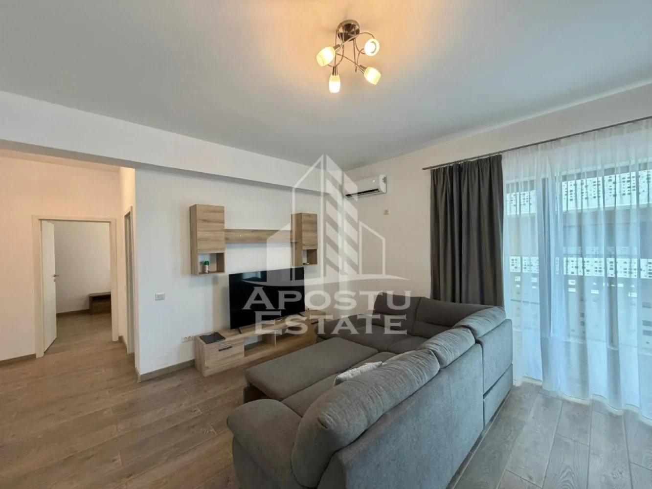 Apartament cu 2 camere de inchiriat, petfriendly,loc de parcare, Giroc - Agentia imobiliara APOSTU ESTATE va propune spre inchiriere un apartament cu 2 camere spatios si luminos, situat in Giroc, in spartele supermarketului Lidl, potrivit pentru persoane singure, cupluri sau familii la inceput de drum care isi doresc o locuinta confortabila si primitoare
Suprafata utila: 59 mp
Etaj: 2

Compartimentare eficienta:
-Hol de acces
-Bucatarie deschisa complet mobilata si utilata, cu loc de luat masa
-Living luminos si spatios
-Dormitor complet mobilat si utilat
-Baie prevazuta cu cabina de dus si geam la baie pentru ventilatie naturala

Confort si facilitati:
-Loc de parcare suprateran inclus in pret
-Masina de spalat rufe
-Aer conditionat
-Balcon 17 mp
-Incalzirea apartamentului: centrala proprie (incalzire prin pardoseala)
-Se accepta animale de companie talie mica de catre proprietar

Localizare:
-Timis, Giroc- proximitatea Lidl, StayfitGym, Penny market

Ideal pentru:
-Persoane singure
-Cupluri
-Familii la inceput de drum

Disponibilitate: imediata
Pret chirie lunara: 450 EURO 
Programeaza o vizionare pentru a-ti putea imagina viitorul aici!
ID intern: CP3188693