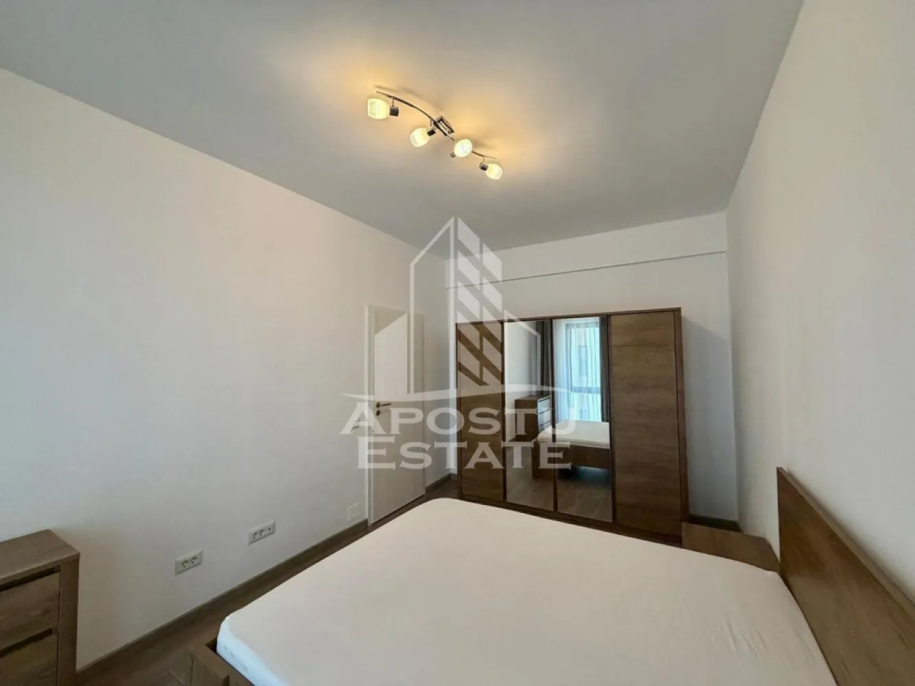 Apartament cu 2 camere de inchiriat, petfriendly,loc de parcare, Giroc - Agentia imobiliara APOSTU ESTATE va propune spre inchiriere un apartament cu 2 camere spatios si luminos, situat in Giroc, in spartele supermarketului Lidl, potrivit pentru persoane singure, cupluri sau familii la inceput de drum care isi doresc o locuinta confortabila si primitoare
Suprafata utila: 59 mp
Etaj: 2

Compartimentare eficienta:
-Hol de acces
-Bucatarie deschisa complet mobilata si utilata, cu loc de luat masa
-Living luminos si spatios
-Dormitor complet mobilat si utilat
-Baie prevazuta cu cabina de dus si geam la baie pentru ventilatie naturala

Confort si facilitati:
-Loc de parcare suprateran inclus in pret
-Masina de spalat rufe
-Aer conditionat
-Balcon 17 mp
-Incalzirea apartamentului: centrala proprie (incalzire prin pardoseala)
-Se accepta animale de companie talie mica de catre proprietar

Localizare:
-Timis, Giroc- proximitatea Lidl, StayfitGym, Penny market

Ideal pentru:
-Persoane singure
-Cupluri
-Familii la inceput de drum

Disponibilitate: imediata
Pret chirie lunara: 450 EURO 
Programeaza o vizionare pentru a-ti putea imagina viitorul aici!
ID intern: CP3188693