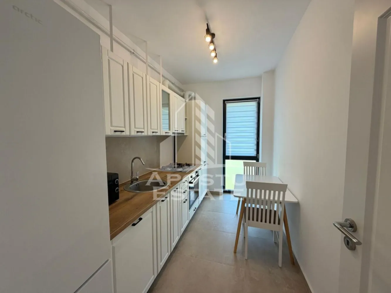 Apartament cu 2 camere de inchiriat, petfriendly,loc de parcare, Giroc - Agentia imobiliara APOSTU ESTATE va propune spre inchiriere un apartament cu 2 camere spatios si luminos, situat in Giroc, proximitatea strazii Neptun, potrivit pentru persoane singure, cupluri sau familii la inceput de drum care isi doresc o locuinta confortabila si primitoare
Suprafata utila: 50 mp
Etaj: 1

Compartimentare eficienta:
-Hol de acces
-Bucatarie inchisa complet mobilata si utilata, cu loc de luat masa
-Living luminos si spatios
-Dormitor complet mobilat si utilat
-Baie prevazuta cu cabina de dus si geam la baie pentru ventilatie naturala

Confort si facilitati:
-Loc de parcare inclus in pret
-Masina de spalat rufe
-Aer conditionat
-Balcon 7 mp
-Incalzirea apartamentului: centrala proprie (incalzire prin pardoseala)
-Se accepta animale de companie talie mica de catre proprietar

Localizare:
-Timis, Giroc- proximitatea strazii Neptun
Ideal pentru:
-Persoane singure
-Cupluri
-Familii la inceput de drum

Disponibilitate: imediata
Pret chirie lunara: 450 EURO 
Programeaza o vizionare pentru a-ti putea imagina viitorul aici!
ID intern: CP3188749