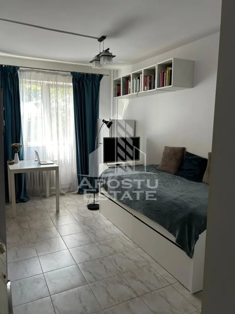 Garsoniera de inchiriat , Zona Soarelui , Timisoara - Agentia imobiliara APOSTU ESTATE va propune spre inchiriere o garsoniera , aranjata modern , situata in zona Soarelui , o zona linistita si bine pozitionata din Timisoara, potrivit pentru cupluri, sau o studenta care isi doresc o locuinta unde sa se simta confortabil si cu acces facil catre scoli, statii de autobuz, supermarketuri , magazine de zona, parcuri.

Suprafata utila: 18 mp
Compartimentare eficienta:
-Bucatarie mobilata si utilata
-Dormitor mobilat si utilat
-Baie prevazuta cu dus 

Confort si facilitati:
-Incalzirea apartamentului: colterm- cheltuieli reduse 
-Apartamentul este complet mobilat si utilat de către proprietar 
Localizare:
-Timis,Timisoara, zona Soarelui -la doar 5 minute de Complexul Studențesc – acces facil spre magazine, supermarketul Lidl, scoli, parcuri si mijloace de transport in comun.

Ideal pentru:
-Cupluri
-Studente

Pret chirie lunara: 300 euro
Programeaza o vizionare pentru a-ti putea imagina viitorul aici!
ID intern: CP3188764