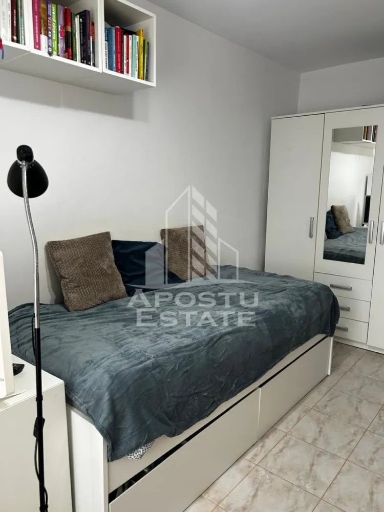 Garsoniera de inchiriat , Zona Soarelui , Timisoara - Agentia imobiliara APOSTU ESTATE va propune spre inchiriere o garsoniera , aranjata modern , situata in zona Soarelui , o zona linistita si bine pozitionata din Timisoara, potrivit pentru cupluri, sau o studenta care isi doresc o locuinta unde sa se simta confortabil si cu acces facil catre scoli, statii de autobuz, supermarketuri , magazine de zona, parcuri.

Suprafata utila: 18 mp
Compartimentare eficienta:
-Bucatarie mobilata si utilata
-Dormitor mobilat si utilat
-Baie prevazuta cu dus 

Confort si facilitati:
-Incalzirea apartamentului: colterm- cheltuieli reduse 
-Apartamentul este complet mobilat si utilat de către proprietar 
Localizare:
-Timis,Timisoara, zona Soarelui -la doar 5 minute de Complexul Studențesc – acces facil spre magazine, supermarketul Lidl, scoli, parcuri si mijloace de transport in comun.

Ideal pentru:
-Cupluri
-Studente

Pret chirie lunara: 300 euro
Programeaza o vizionare pentru a-ti putea imagina viitorul aici!
ID intern: CP3188764