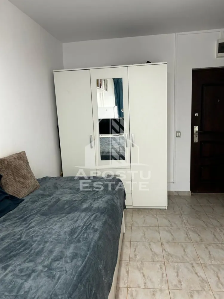 Garsoniera de inchiriat , Zona Soarelui , Timisoara - Agentia imobiliara APOSTU ESTATE va propune spre inchiriere o garsoniera , aranjata modern , situata in zona Soarelui , o zona linistita si bine pozitionata din Timisoara, potrivit pentru cupluri, sau o studenta care isi doresc o locuinta unde sa se simta confortabil si cu acces facil catre scoli, statii de autobuz, supermarketuri , magazine de zona, parcuri.

Suprafata utila: 18 mp
Compartimentare eficienta:
-Bucatarie mobilata si utilata
-Dormitor mobilat si utilat
-Baie prevazuta cu dus 

Confort si facilitati:
-Incalzirea apartamentului: colterm- cheltuieli reduse 
-Apartamentul este complet mobilat si utilat de către proprietar 
Localizare:
-Timis,Timisoara, zona Soarelui -la doar 5 minute de Complexul Studențesc – acces facil spre magazine, supermarketul Lidl, scoli, parcuri si mijloace de transport in comun.

Ideal pentru:
-Cupluri
-Studente

Pret chirie lunara: 300 euro
Programeaza o vizionare pentru a-ti putea imagina viitorul aici!
ID intern: CP3188764