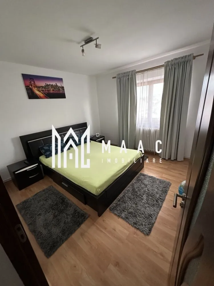 Apartament 4 camere de vânzare Sibiu | Lazaret | 86 mp, decomandat, etaj 1 - Apartament cu 4 camere decomandat, situat în cartierul Lazaret din Sibiu, cu 86 mp utili și poziționare la etajul 1, complet mobilat și utilat, disponibil pentru mutare imediată.

Detalii proprietate:
• Suprafață utilă: 86 mp, suprafață construită 103 mp
• Compartimentare: hol de acces, living, 3 dormitoare, bucătărie separată, baie, cămară, balcon și pivniță
• Etaj 1, apartament decomandat, confort 1
• An construcție: 1980, structură din cărămidă, imobil finalizat
• Stare interioară bună, bloc izolat termic și bine întreținut
• Aer condiționat inclus
• Se vinde complet mobilat și utilat
• Doar 2 apartamente pe nivel

Locuința este amplasată într-o zonă liniștită din Lazaret, într-un imobil curat, cu număr redus de vecini. În spatele blocului se află locurile de parcare destinate locatarilor, iar în fața imobilului sunt disponibile locuri de parcare comune.

Cod anunț CP3184911. Contactați echipa MAAC Imobiliare pentru detalii suplimentare și programarea unei vizionări.